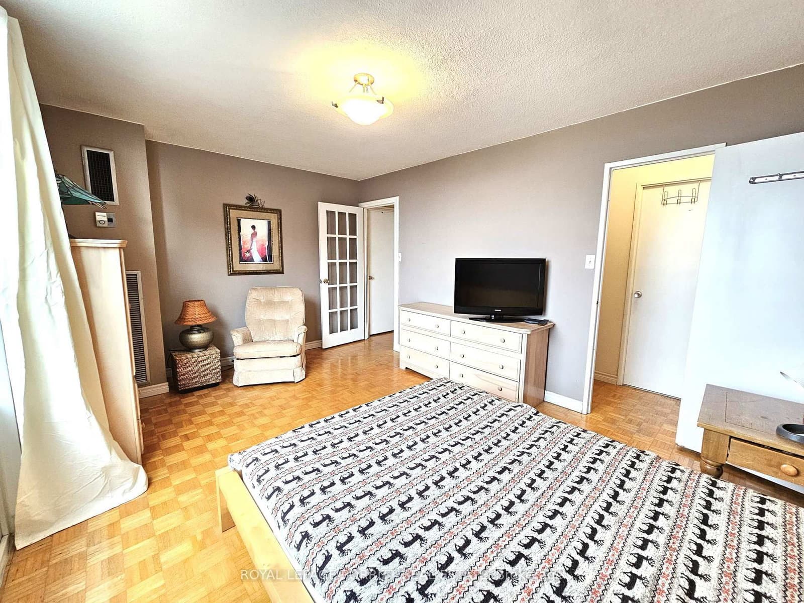 1535 Lakeshore Road E, Unit 1704 thumbnail 13