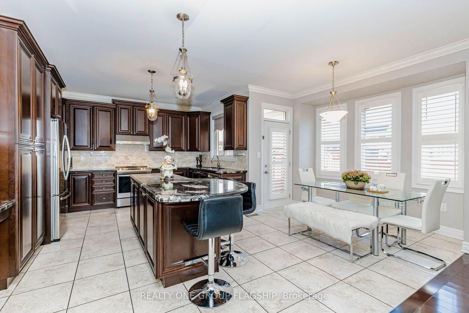 715 Casarin Crescent thumbnail 14