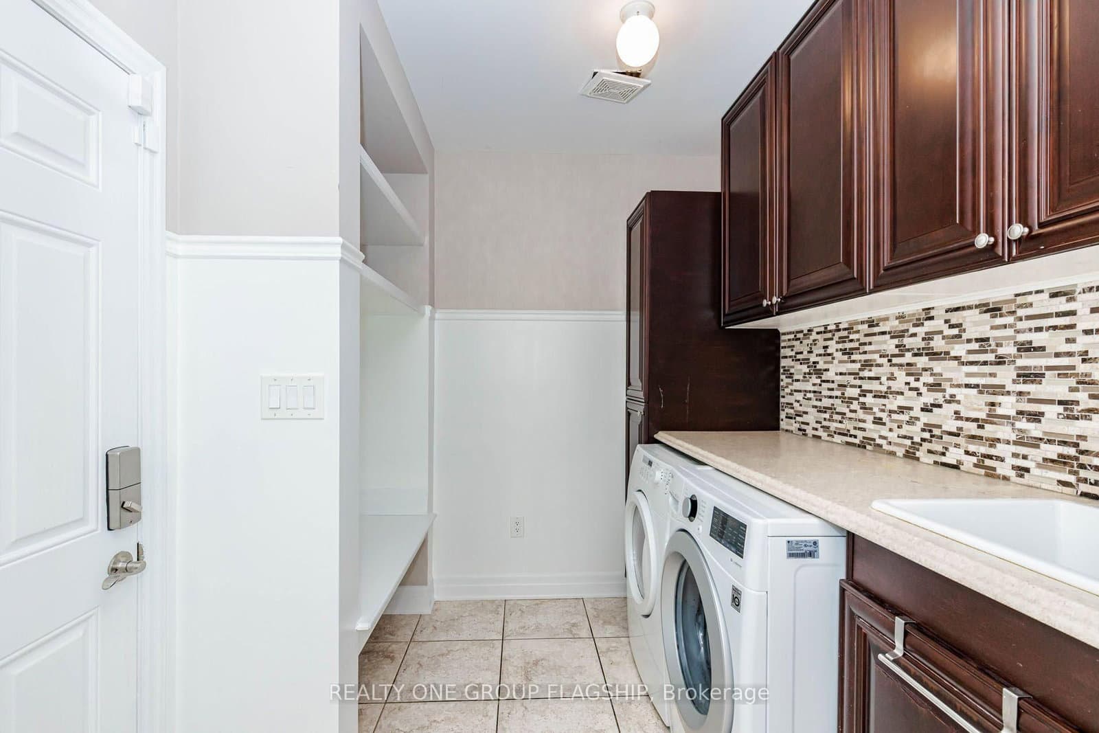 715 Casarin Crescent thumbnail 19