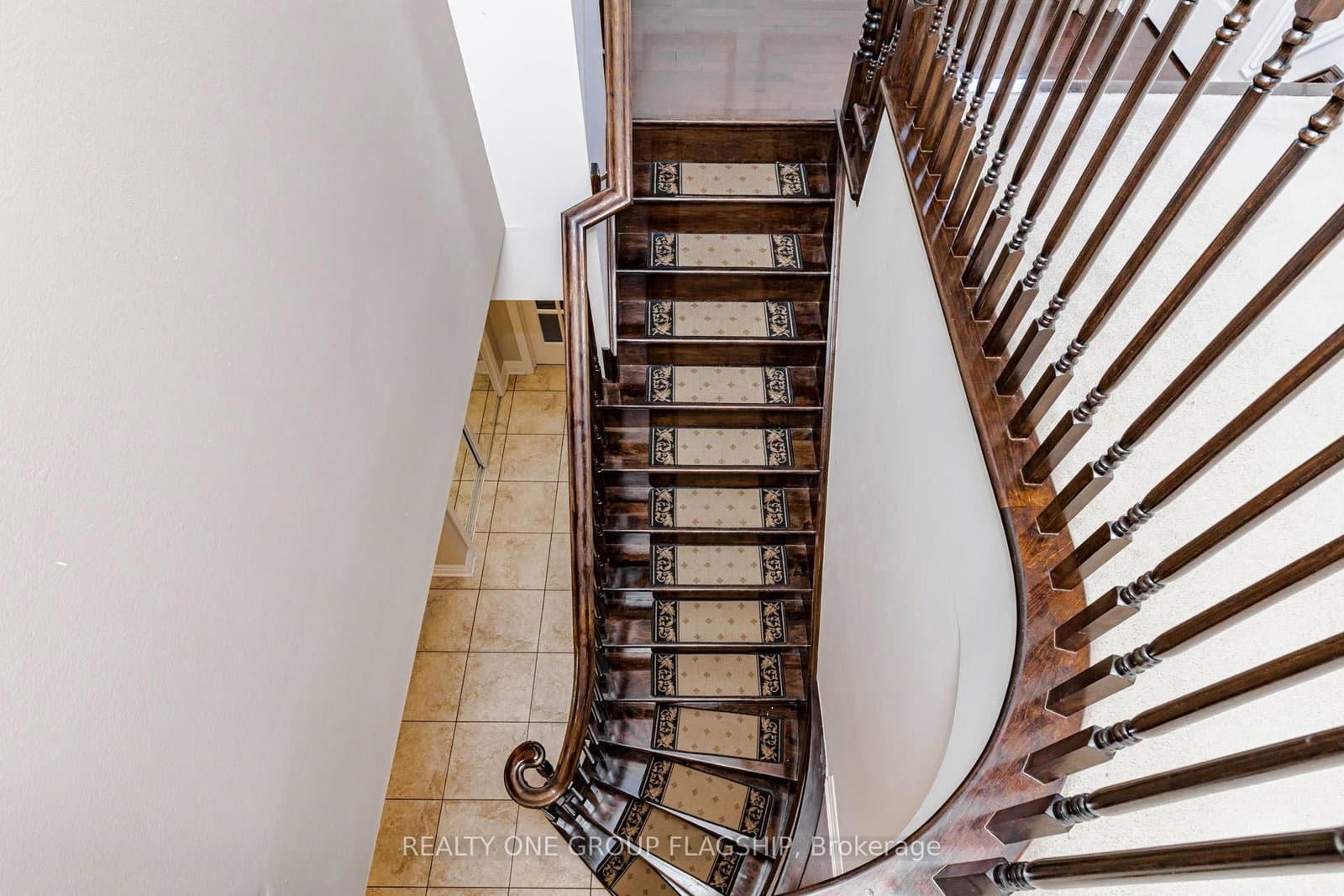 715 Casarin Crescent thumbnail 22