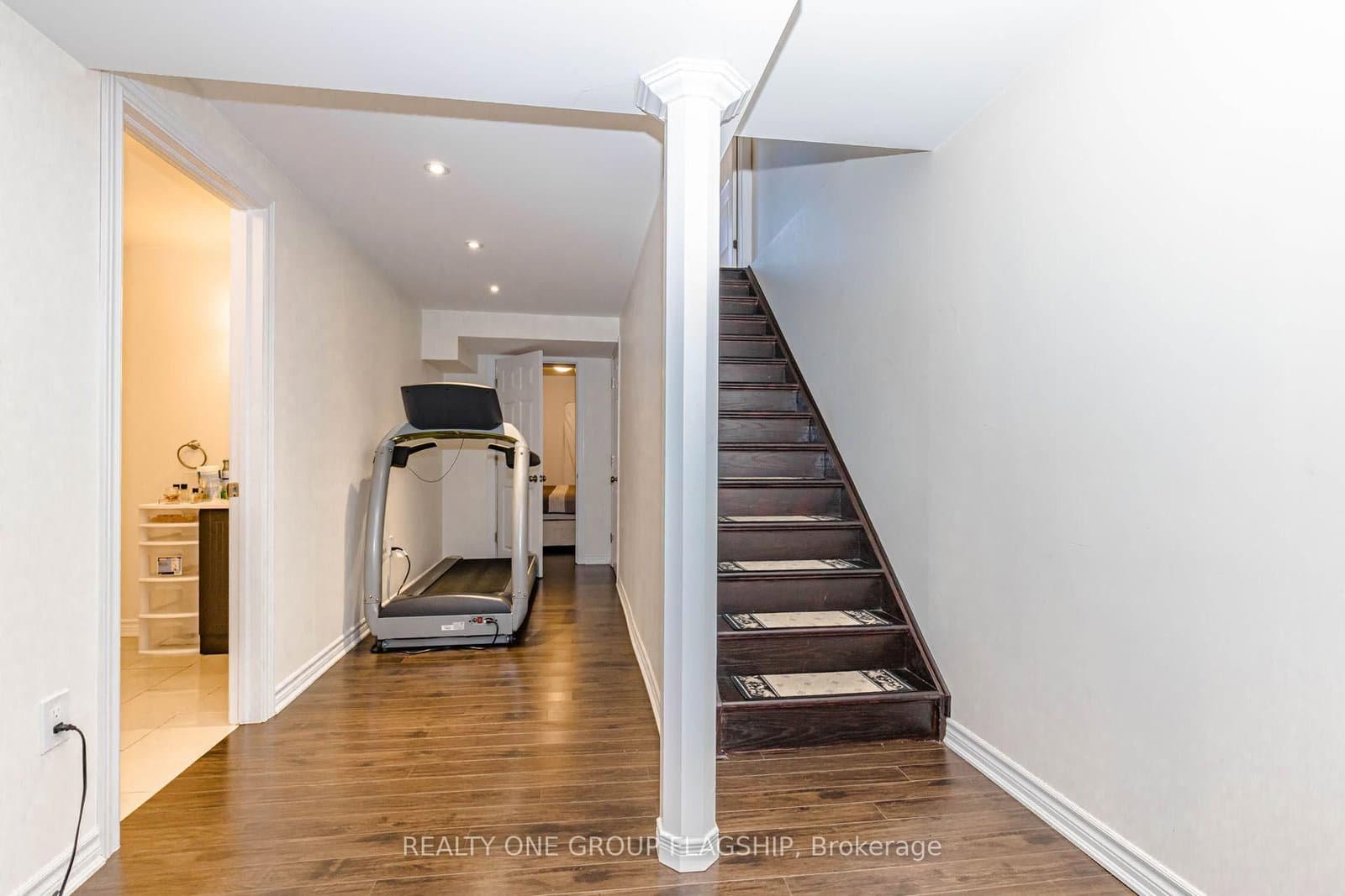 715 Casarin Crescent thumbnail 38
