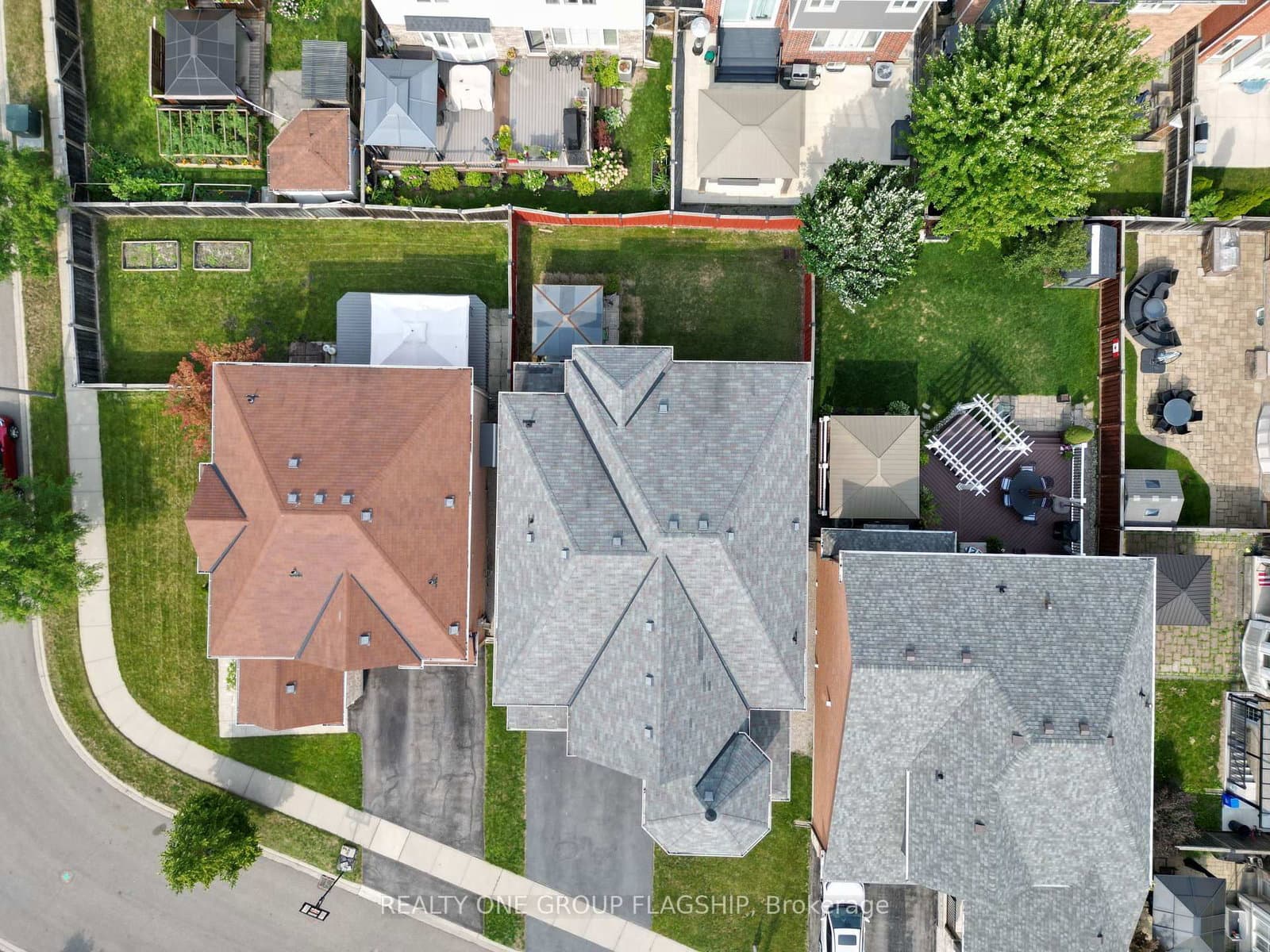 715 Casarin Crescent thumbnail 47