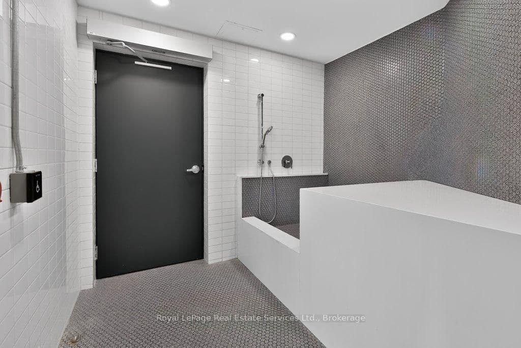 405 Dundas Street W, Unit 332 thumbnail 38
