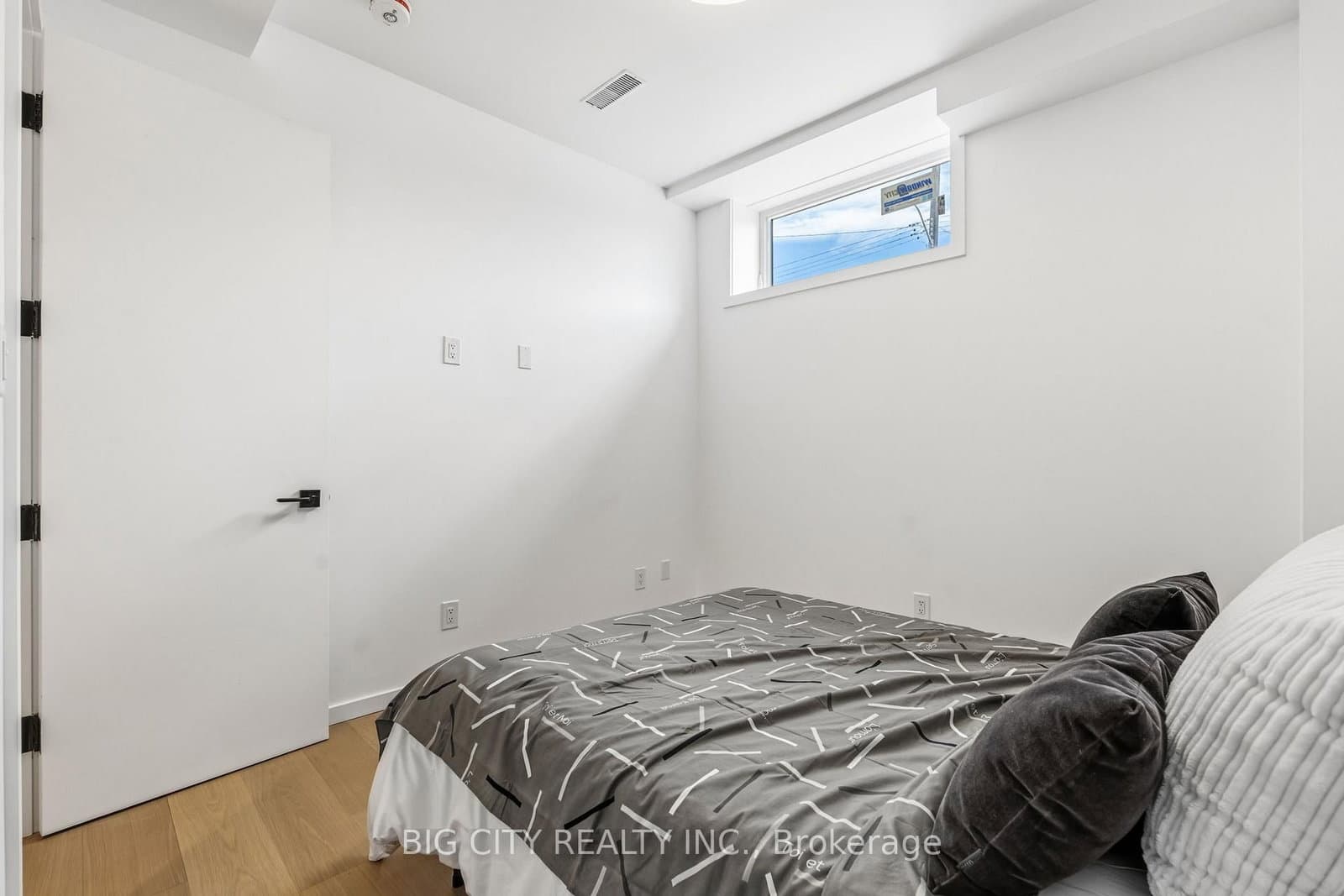 276 Lanor Avenue, Unit 1 thumbnail 31