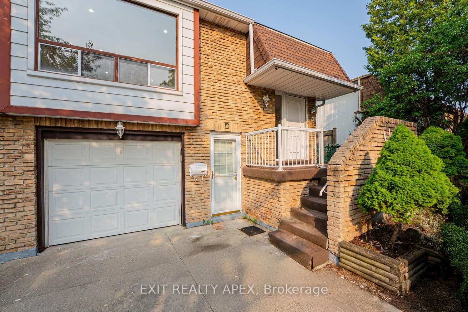 122 Centre Street N - Image 1