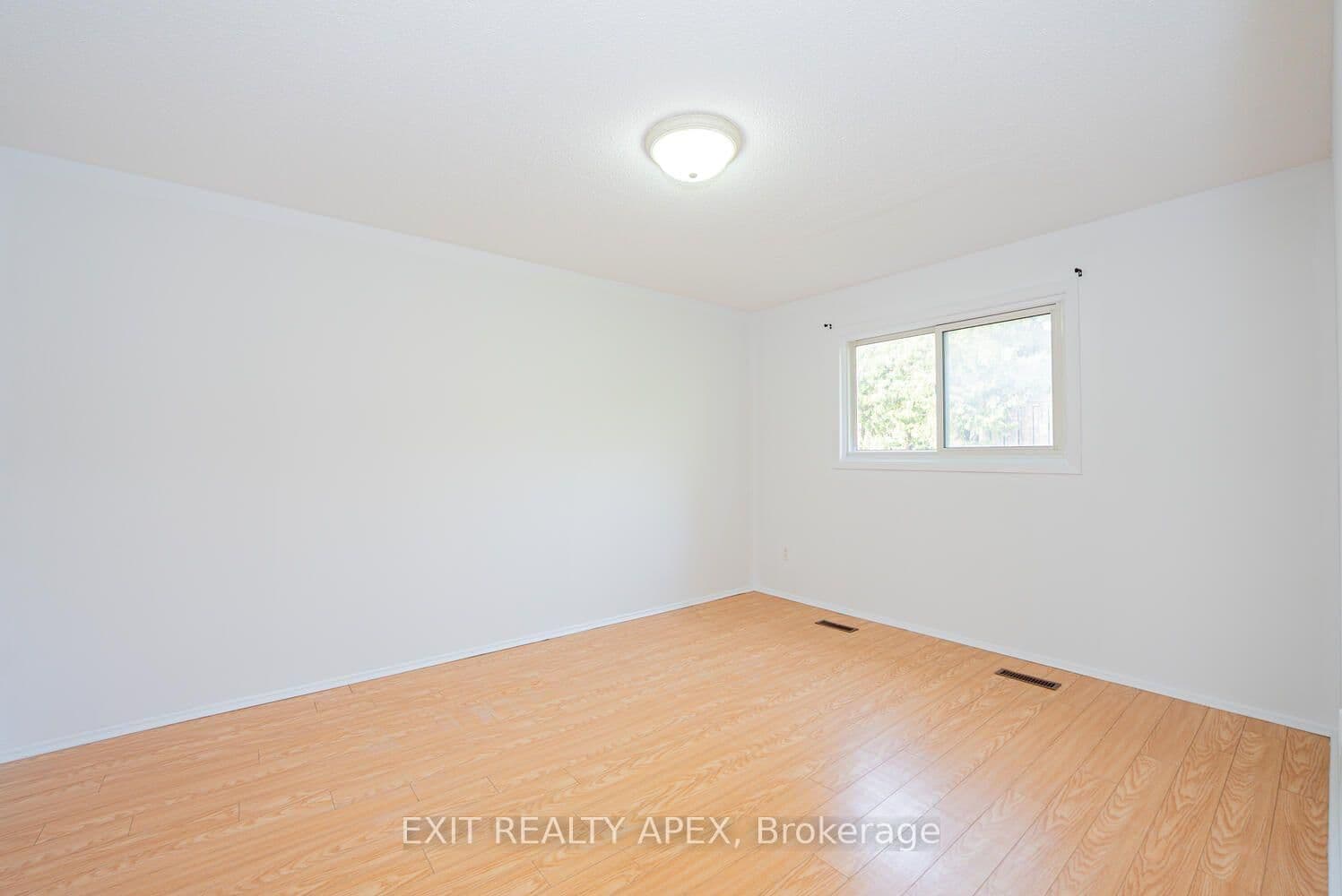 122 Centre Street N thumbnail 19
