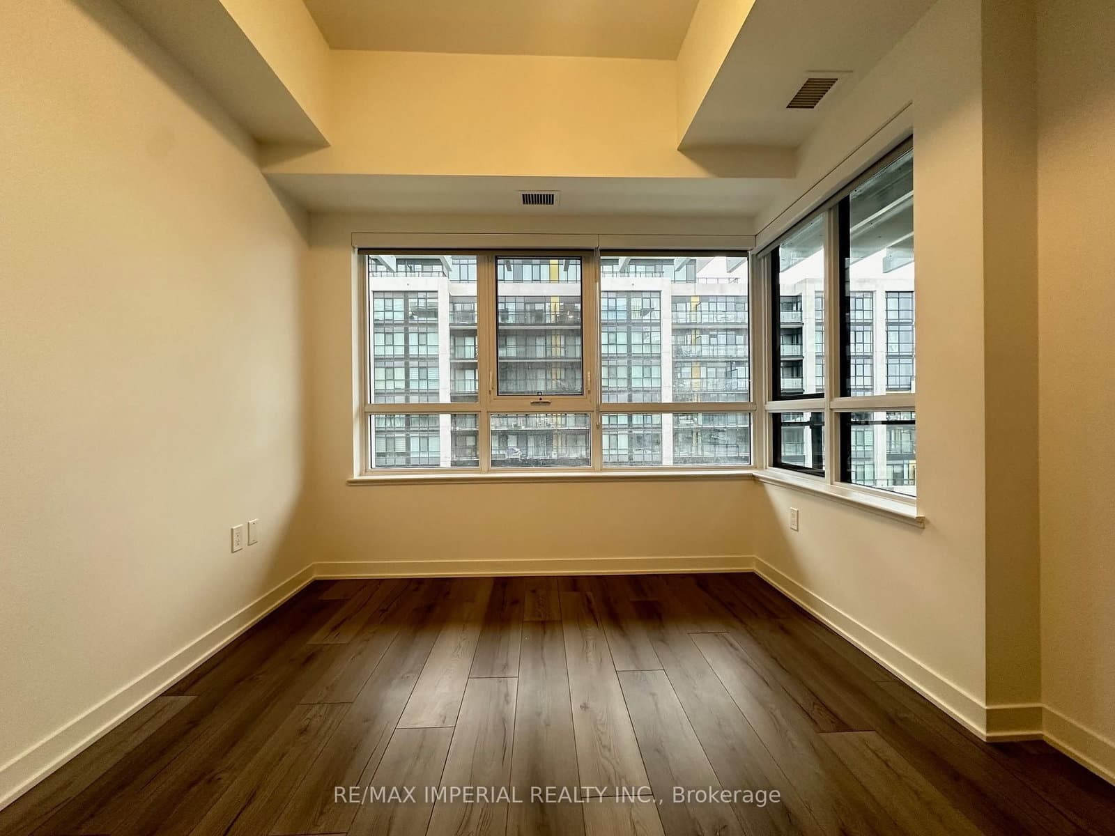 395 Dundas Street W, Unit 523 thumbnail 16