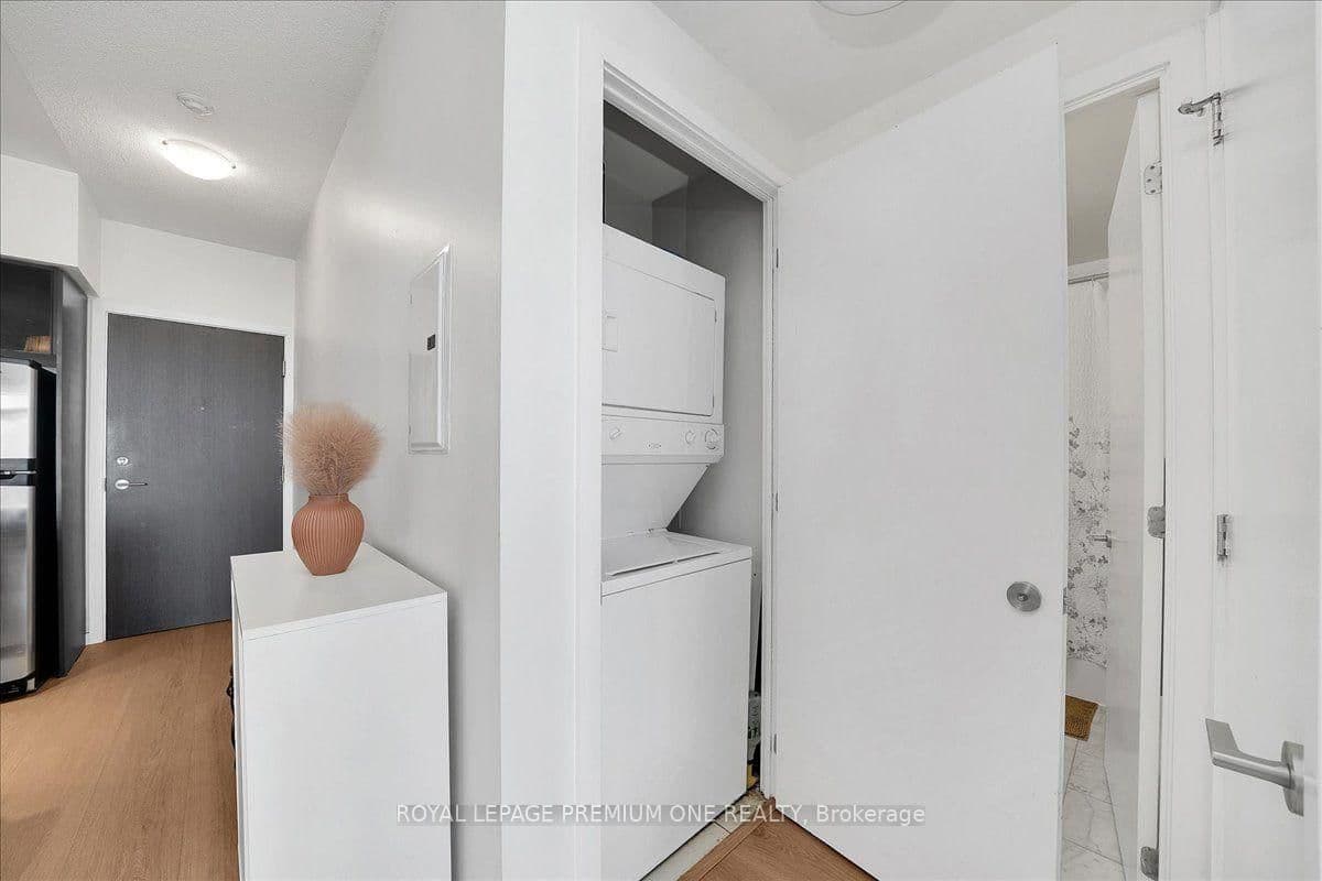 103 The Queensway, Unit 901 thumbnail 12