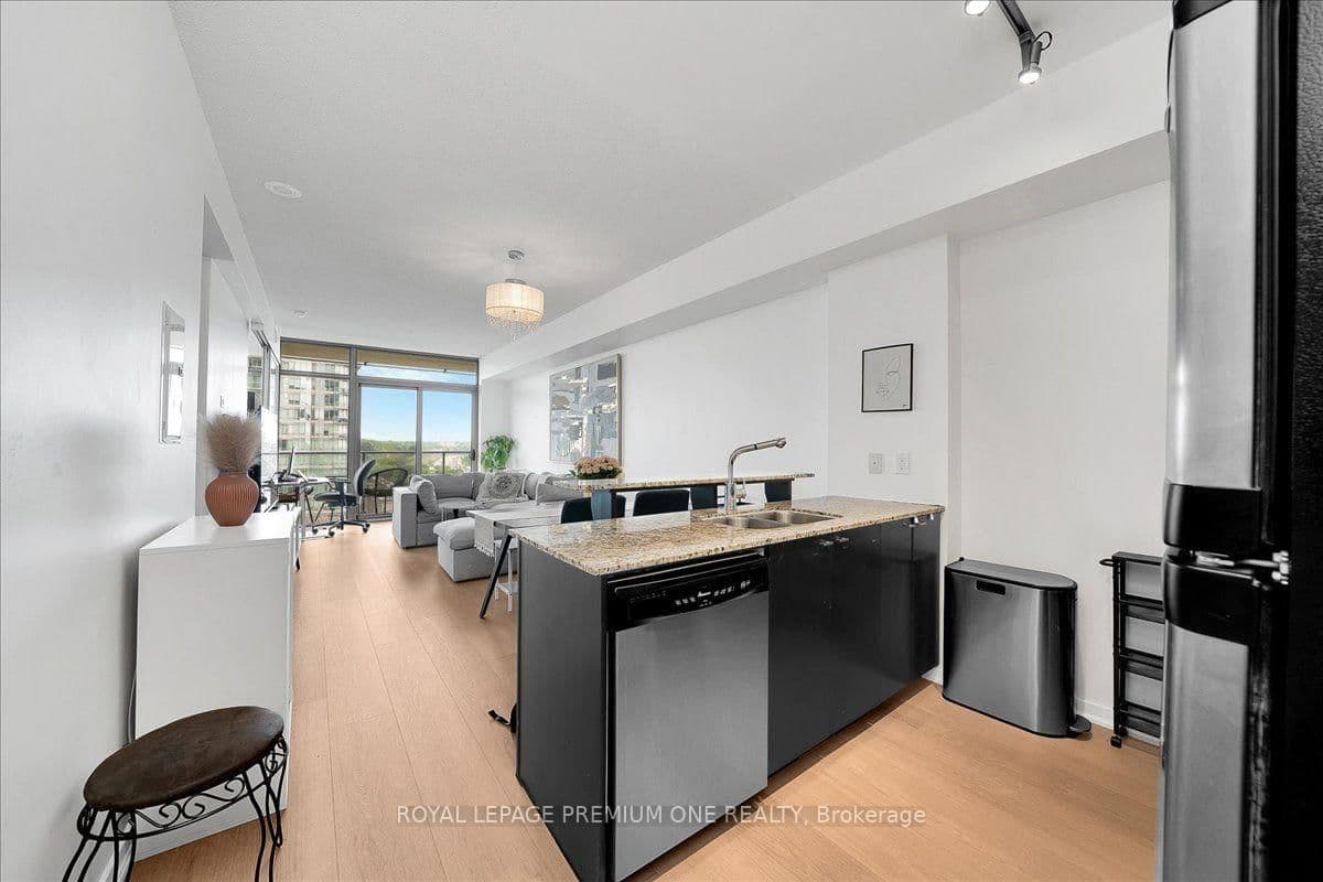 103 The Queensway, Unit 901 thumbnail 2