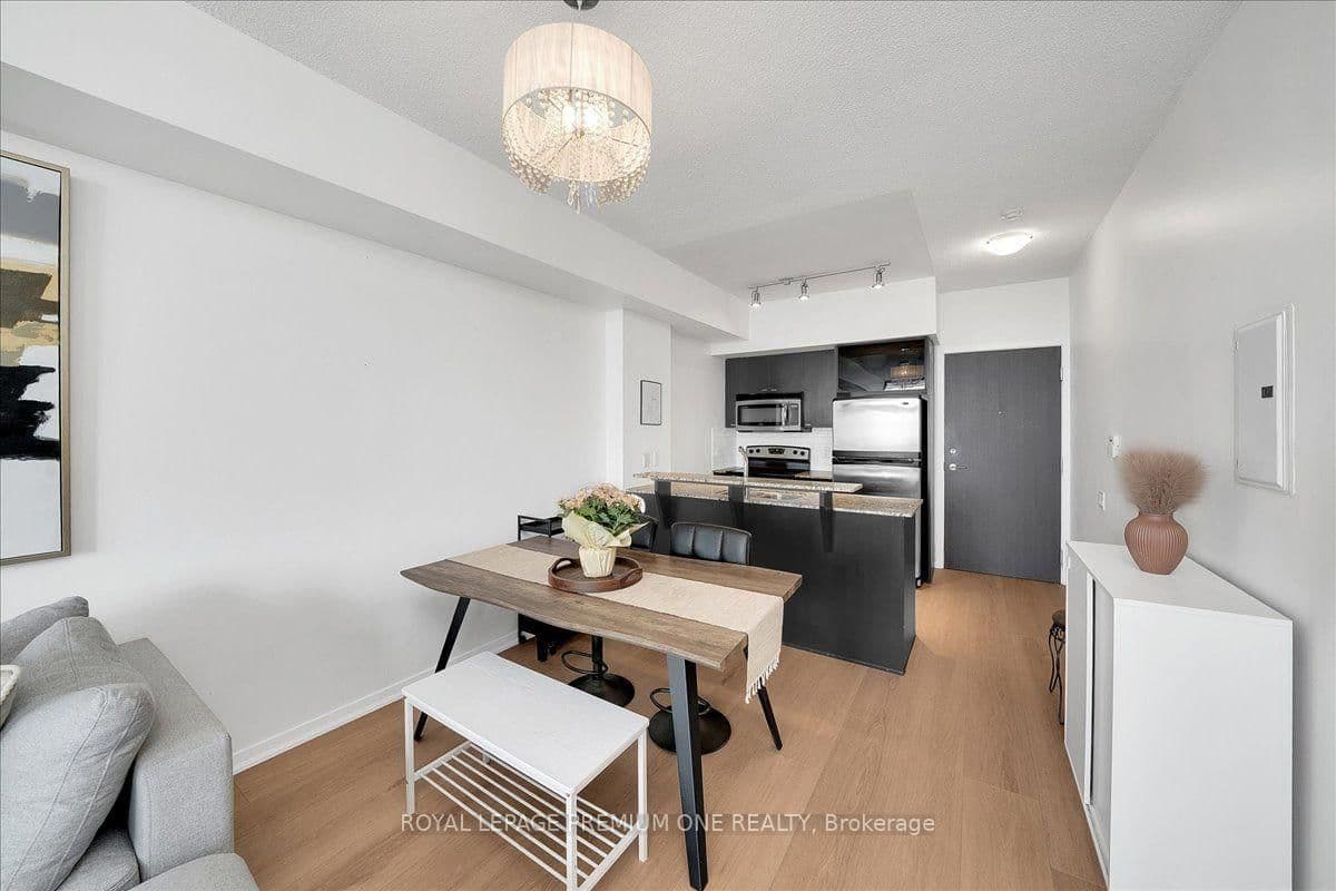 103 The Queensway, Unit 901 thumbnail 5