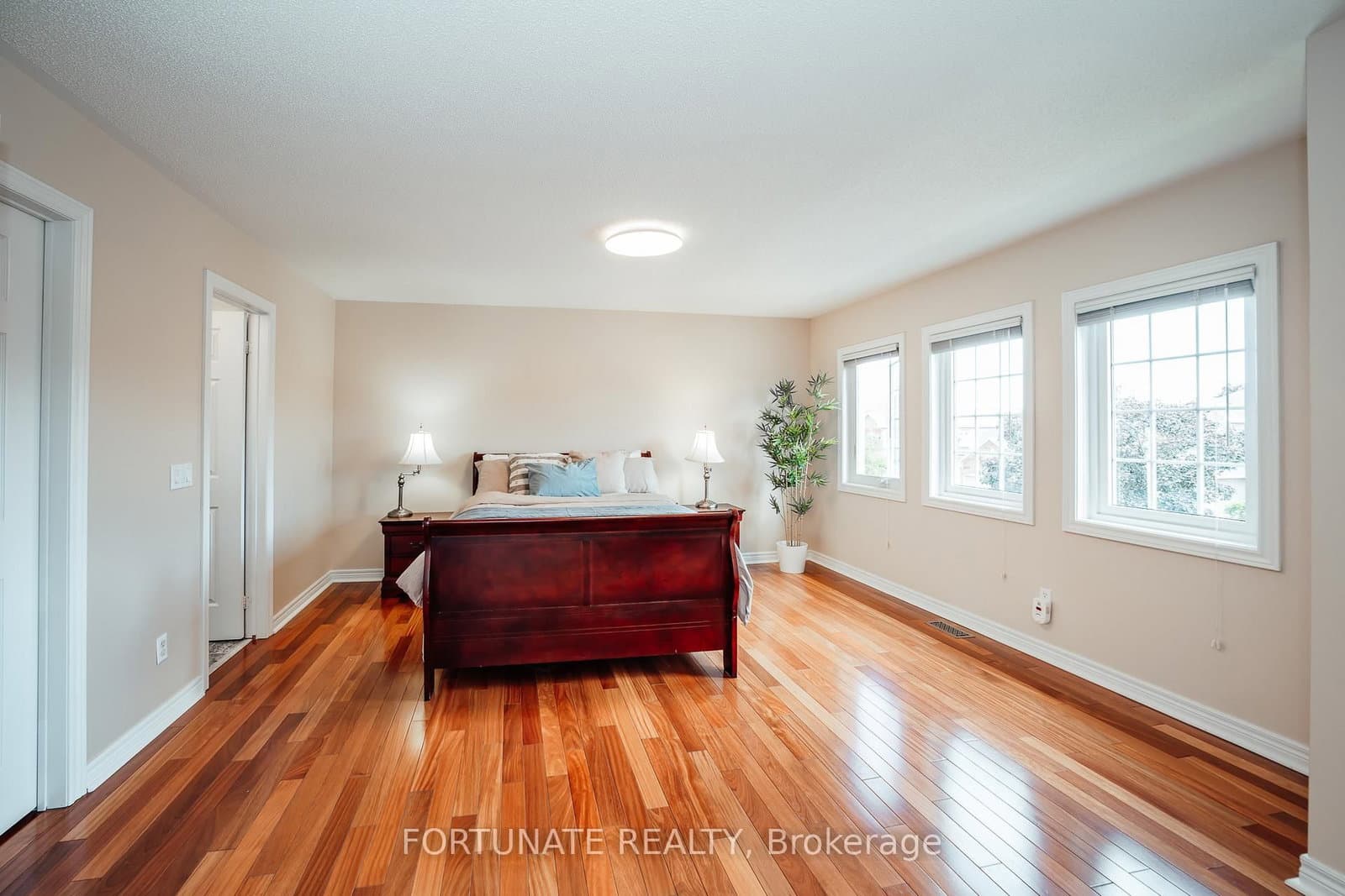 2071 Pinevalley Crescent thumbnail 13
