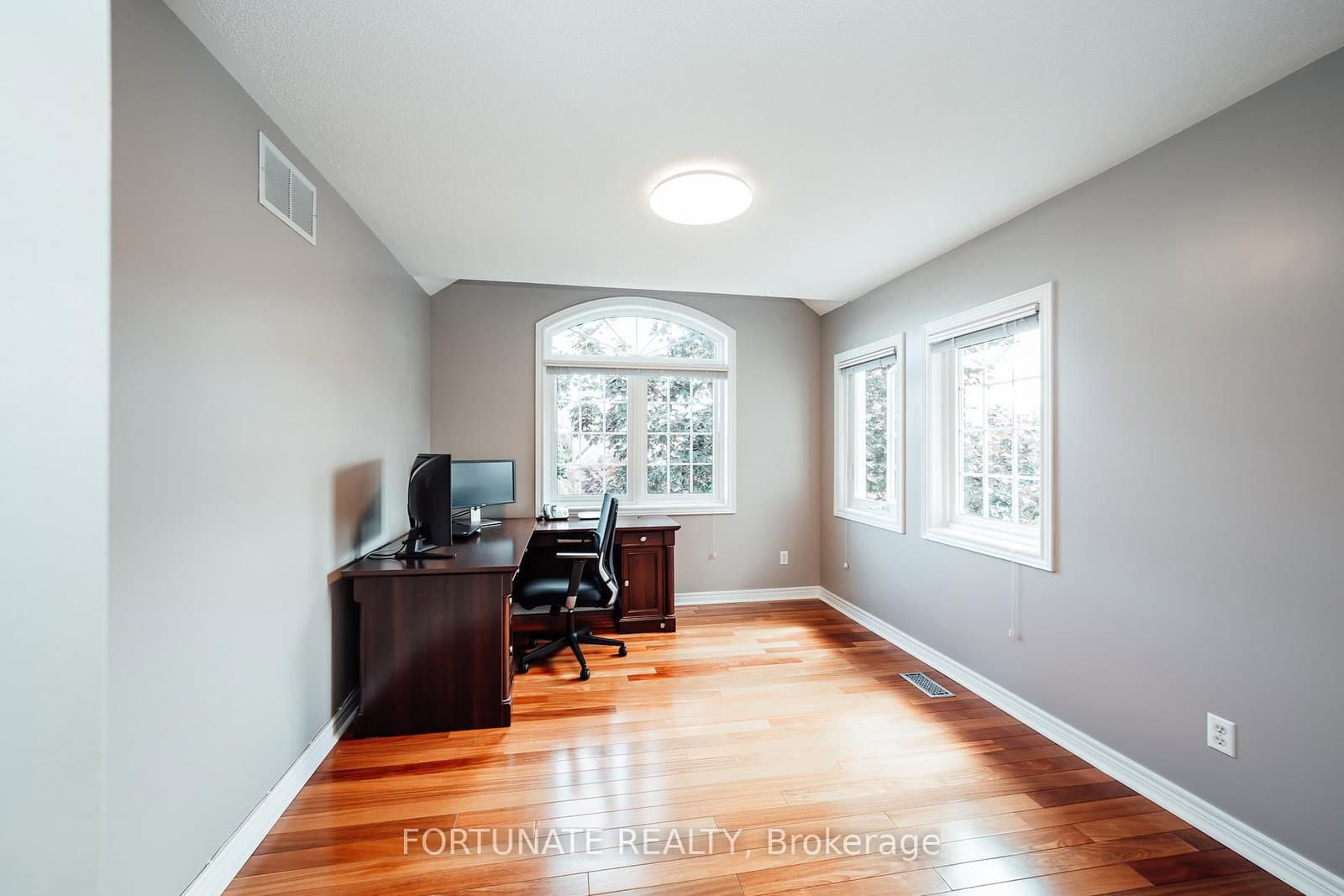 2071 Pinevalley Crescent thumbnail 17