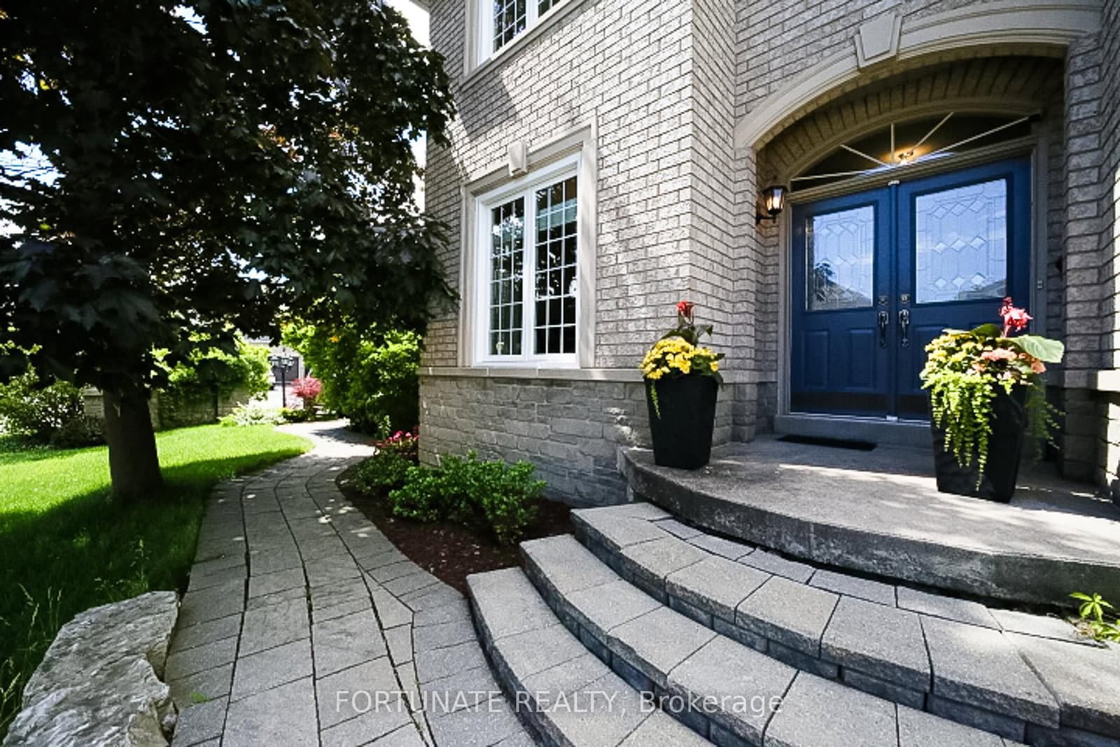 2071 Pinevalley Crescent thumbnail 2