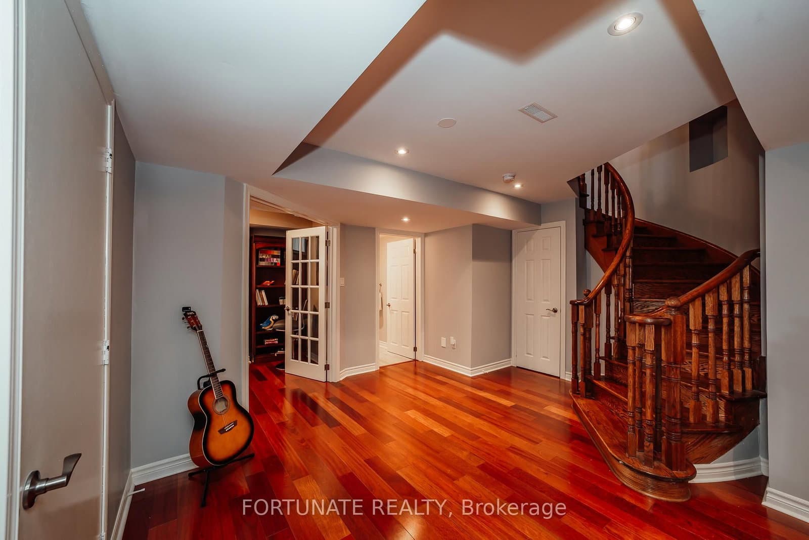 2071 Pinevalley Crescent thumbnail 21