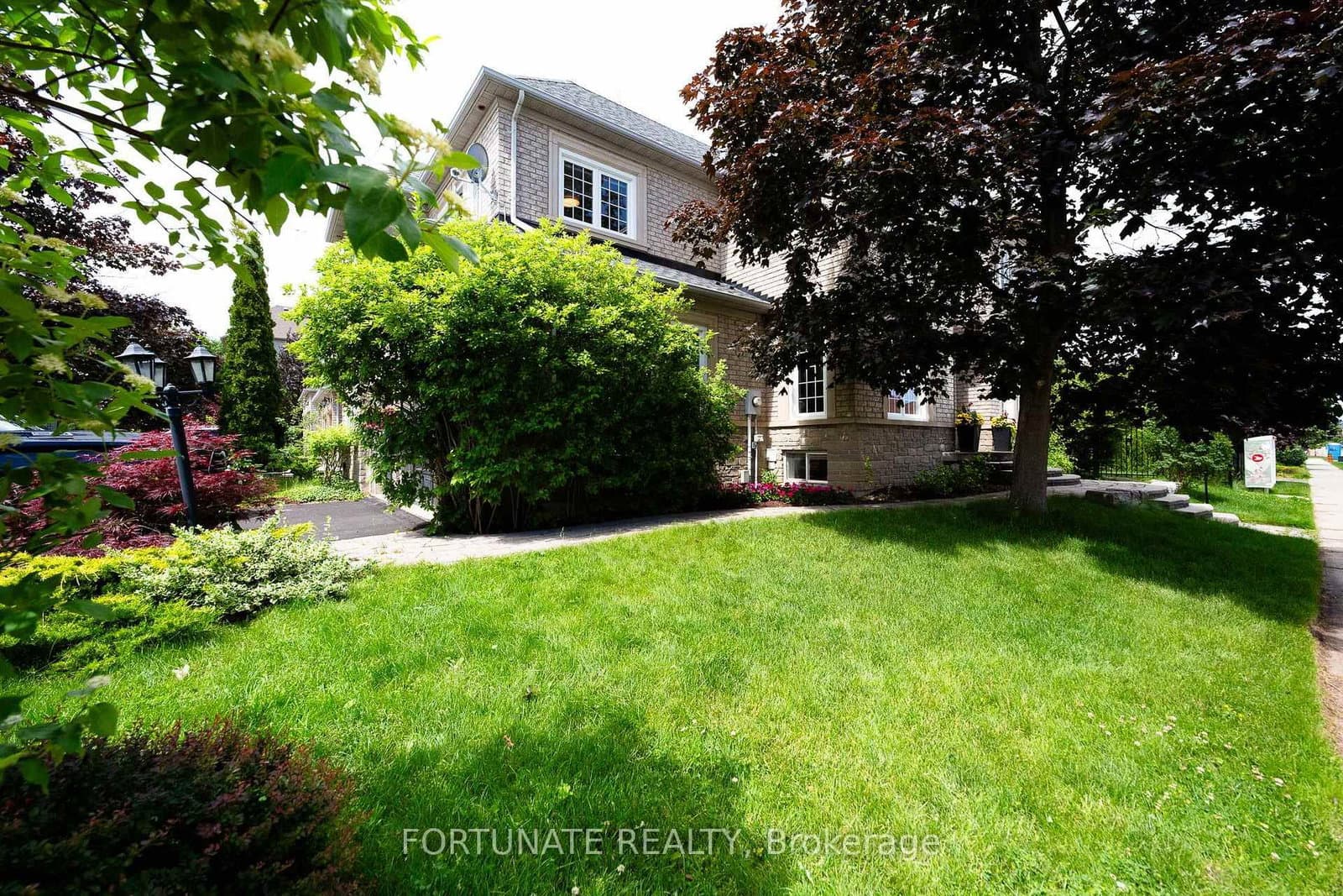 2071 Pinevalley Crescent thumbnail 24