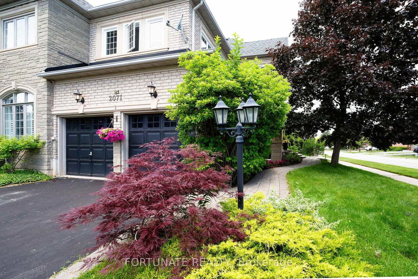 2071 Pinevalley Crescent thumbnail 4