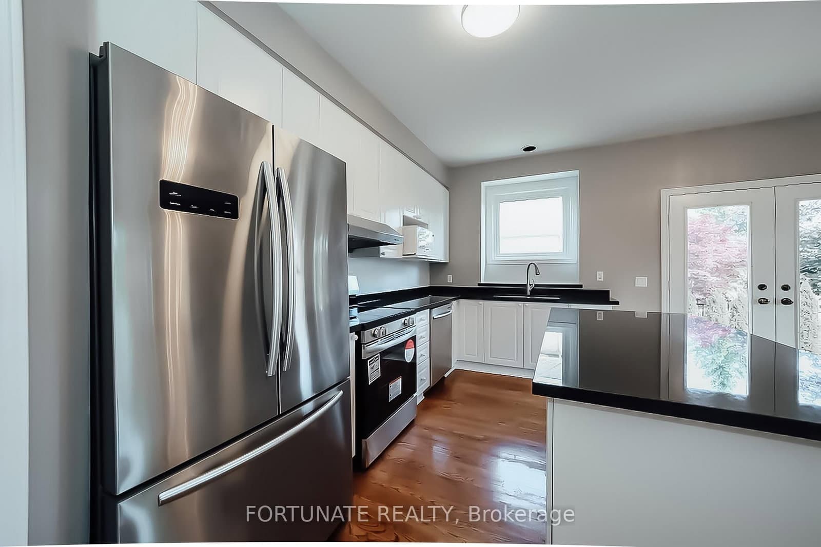 2071 Pinevalley Crescent thumbnail 6
