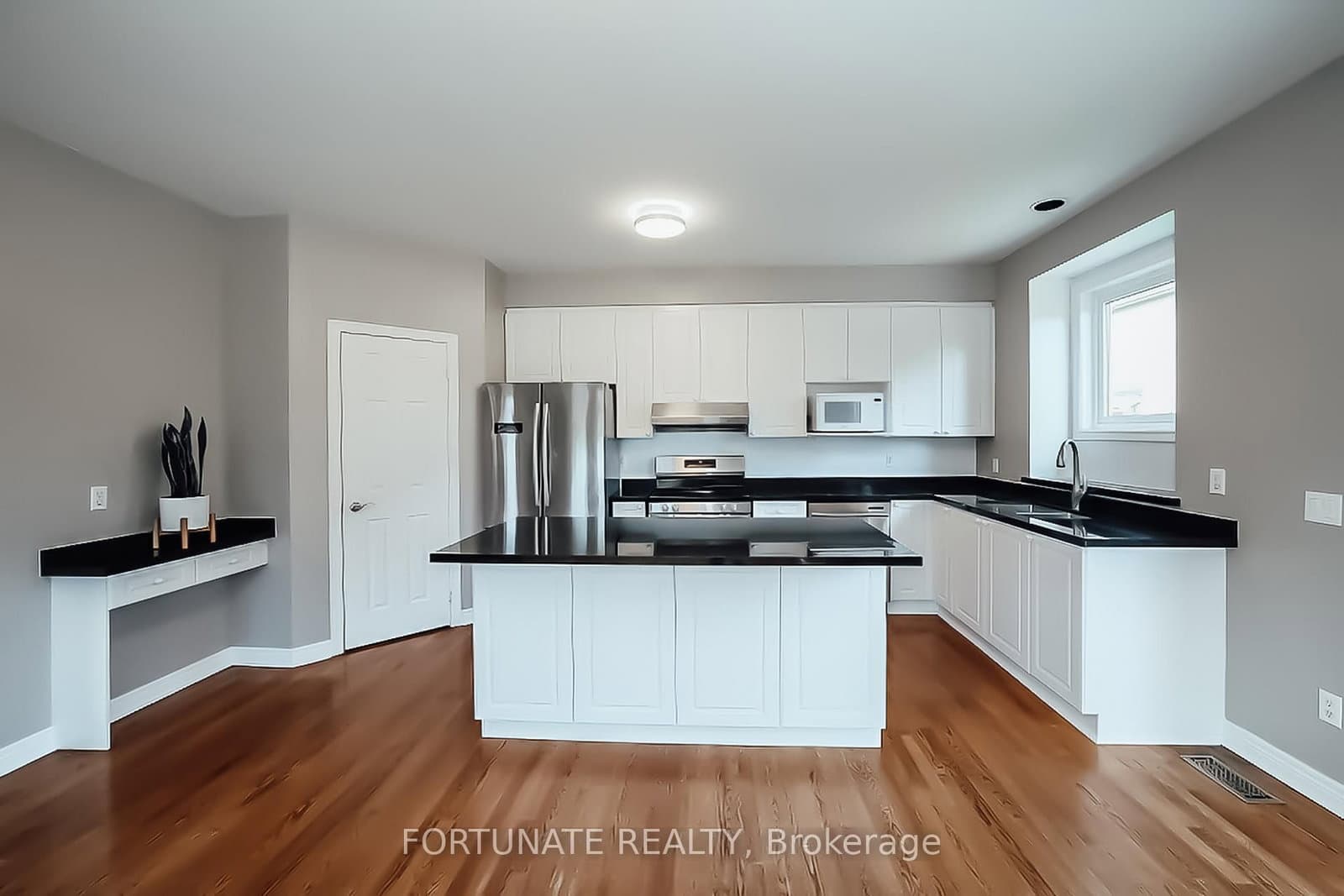 2071 Pinevalley Crescent thumbnail 7