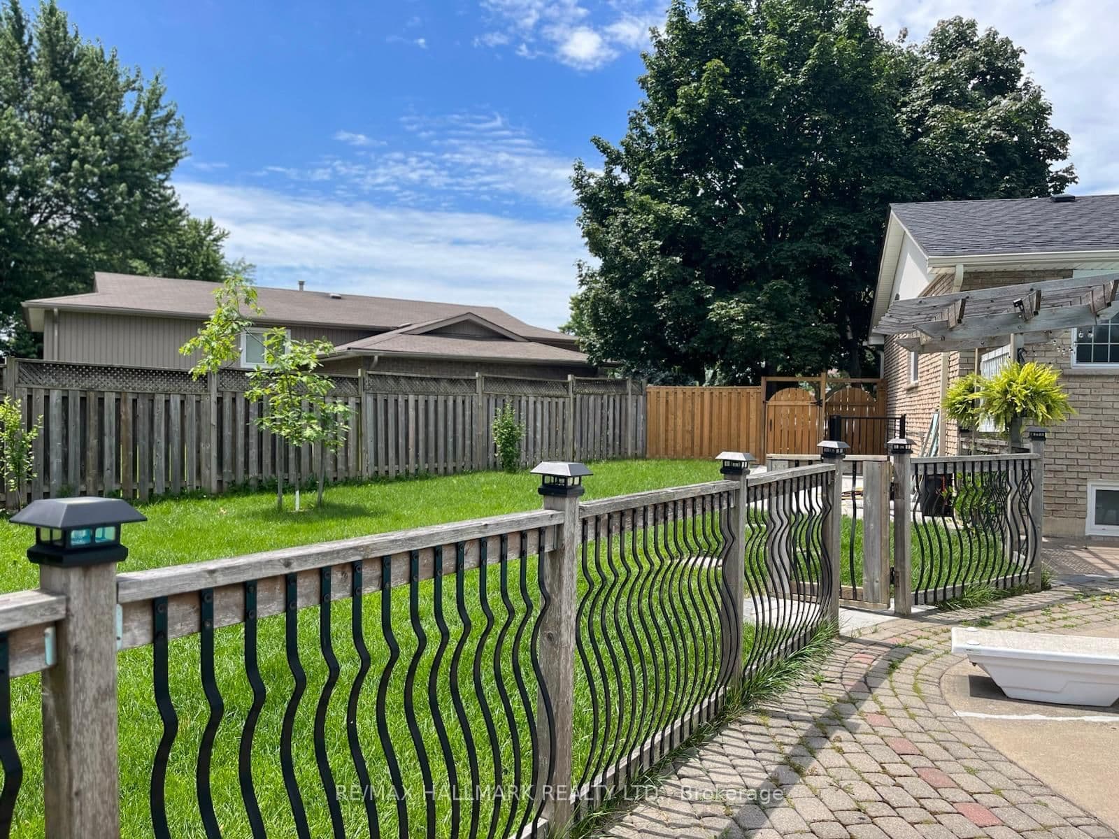 6089 Starfield Crescent thumbnail 21