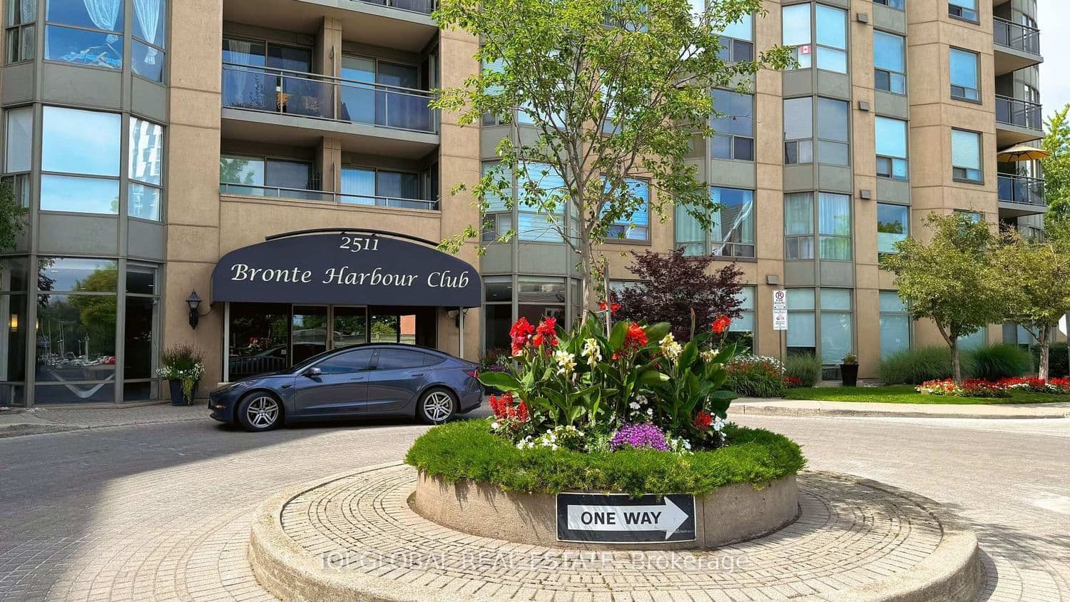 2511 Lakeshore Road W, Unit 109 thumbnail 2