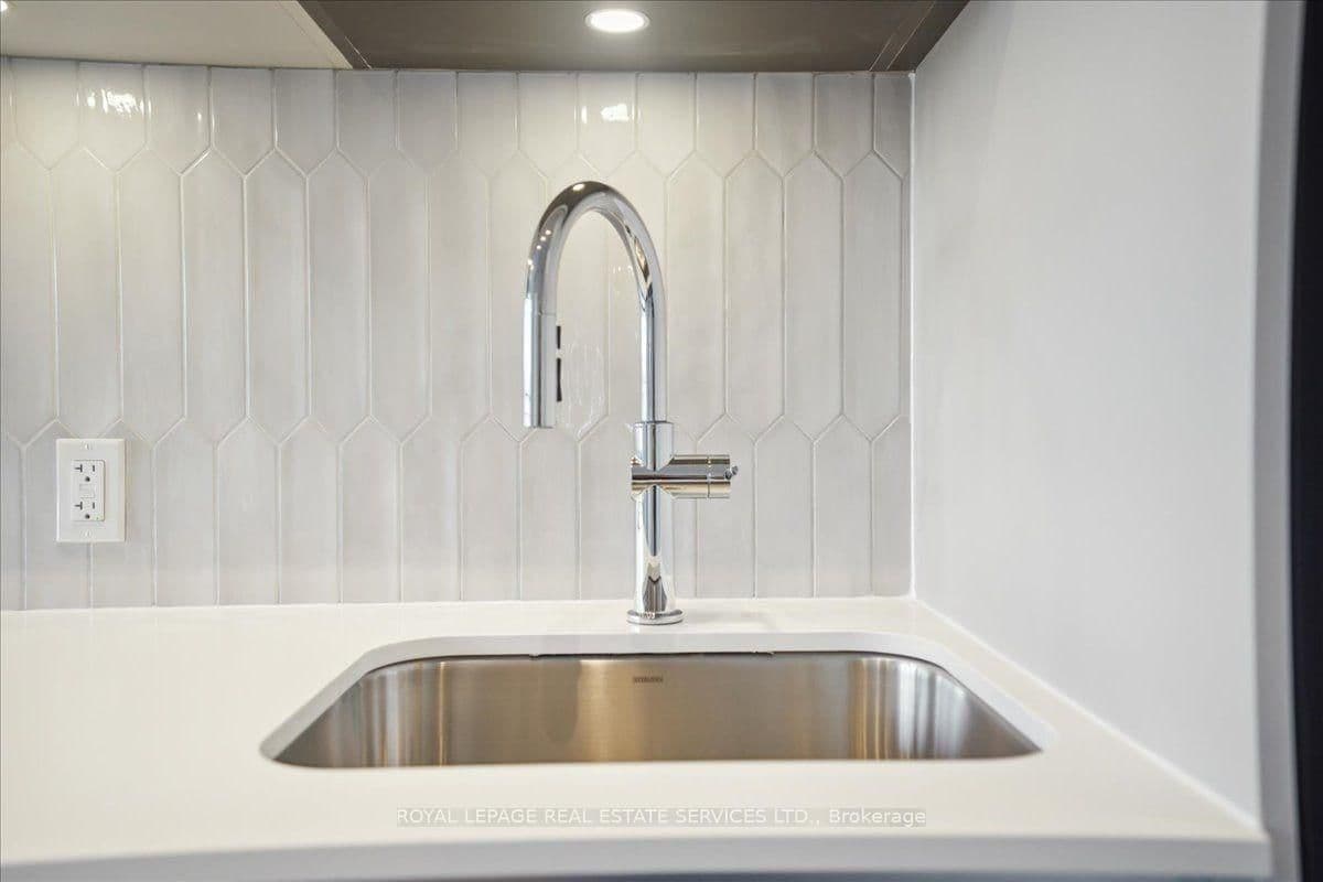 395 Dundas Street W, Unit 239 thumbnail 11