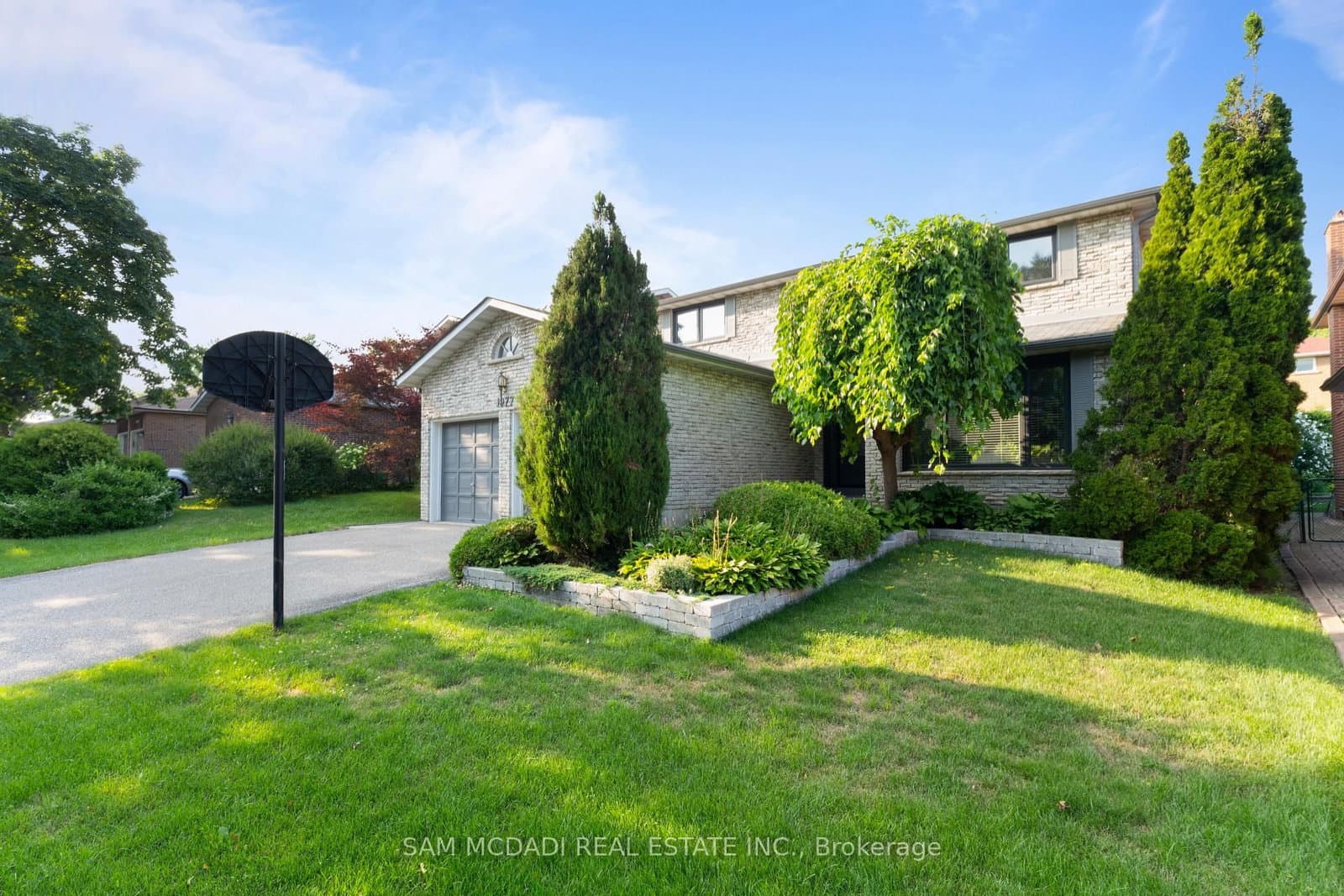 1077 Saginaw Crescent thumbnail 2