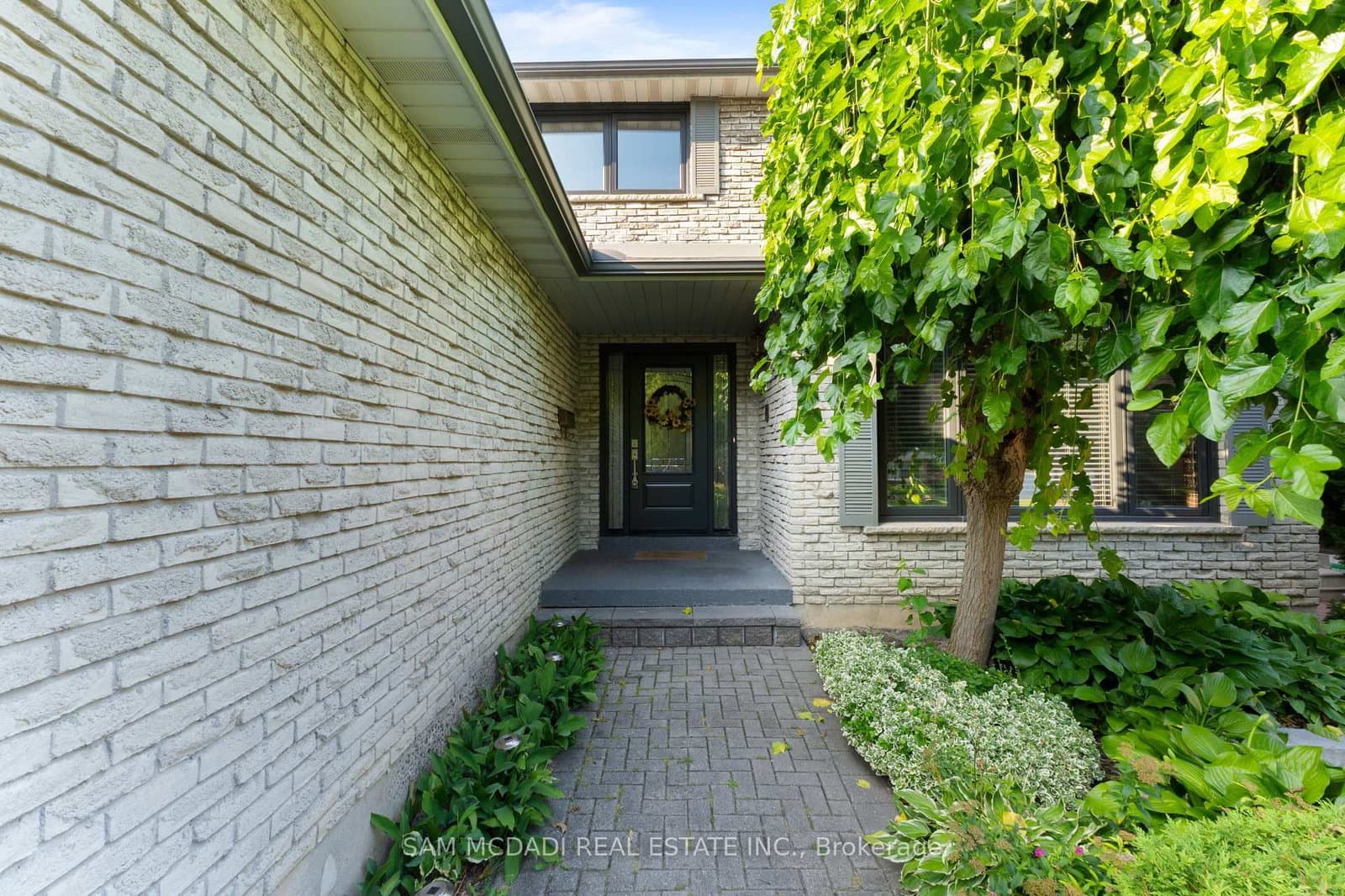 1077 Saginaw Crescent thumbnail 3