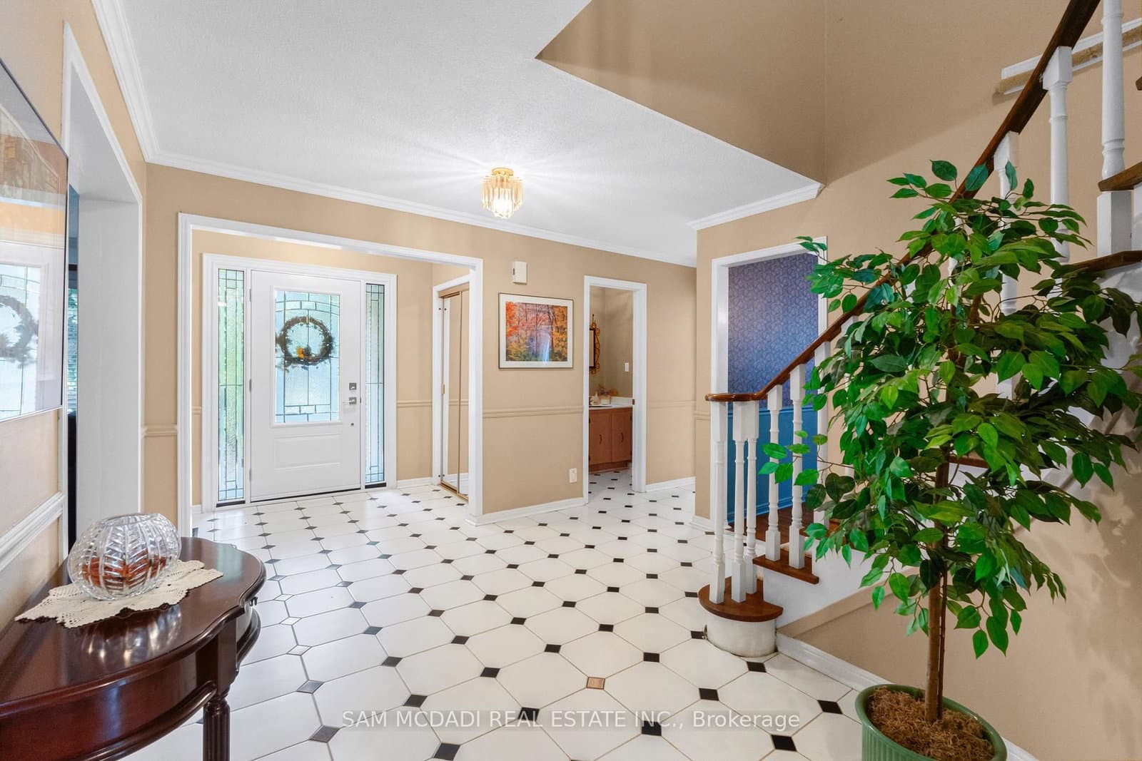 1077 Saginaw Crescent thumbnail 4