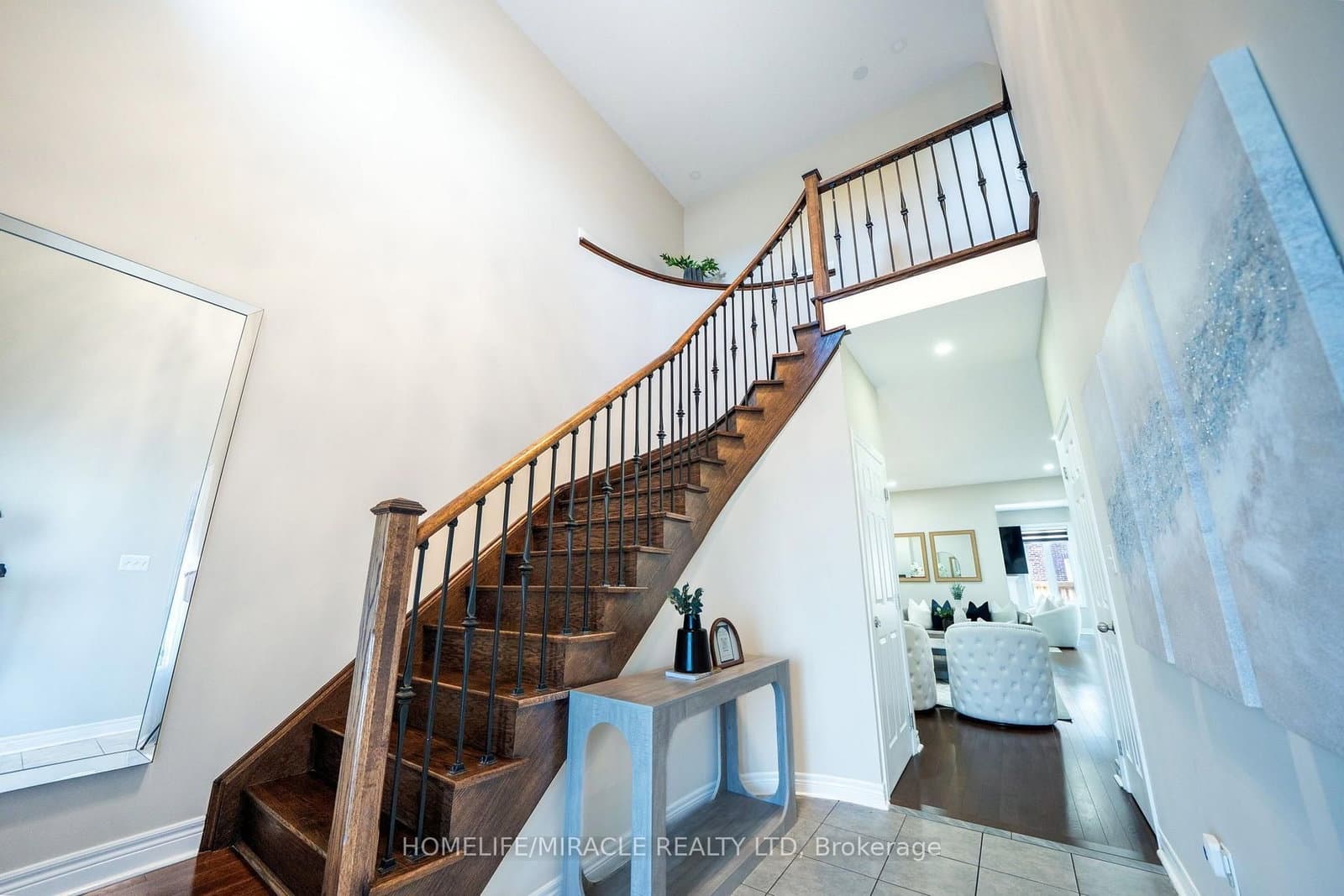 544 Bessborough Drive thumbnail 4