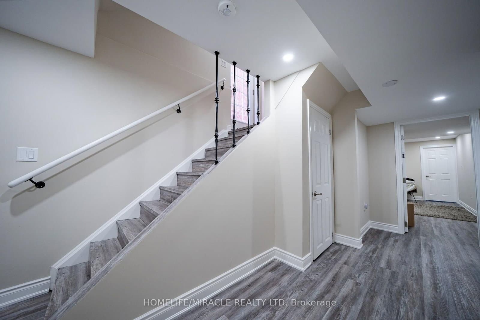 544 Bessborough Drive thumbnail 45