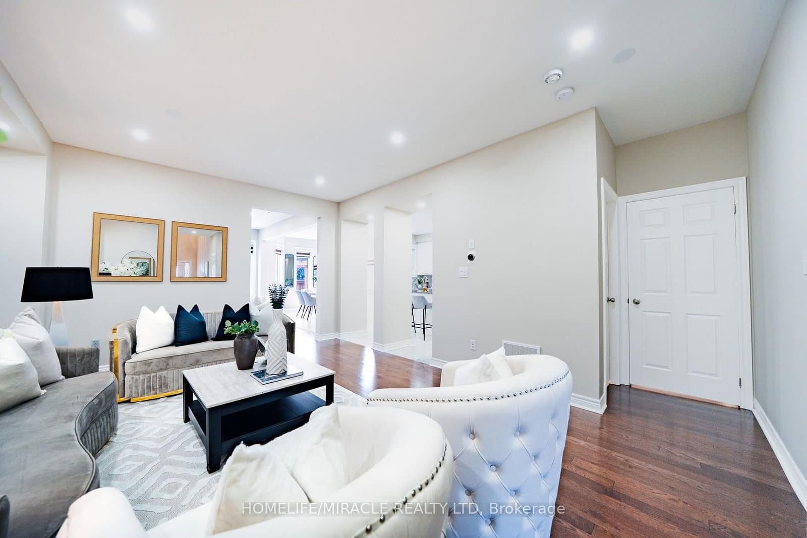 544 Bessborough Drive thumbnail 8