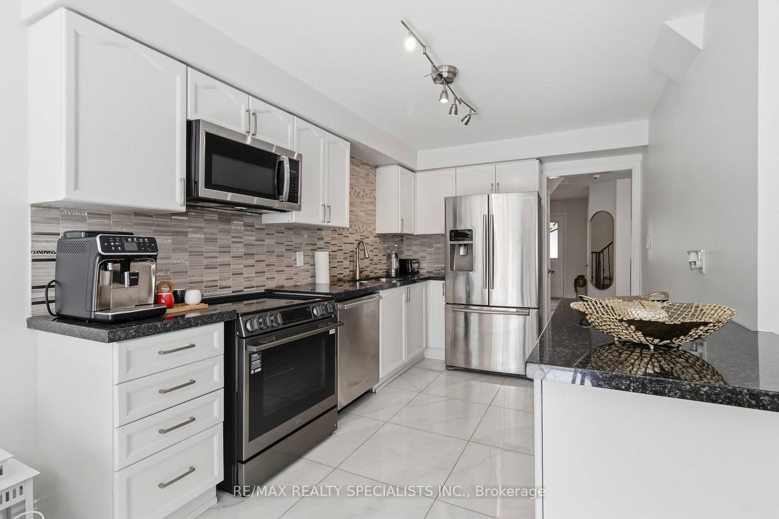 3850 Forest Bluff Crescent thumbnail 14