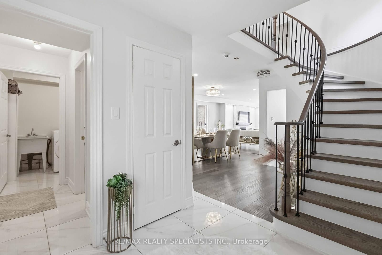 3850 Forest Bluff Crescent thumbnail 4