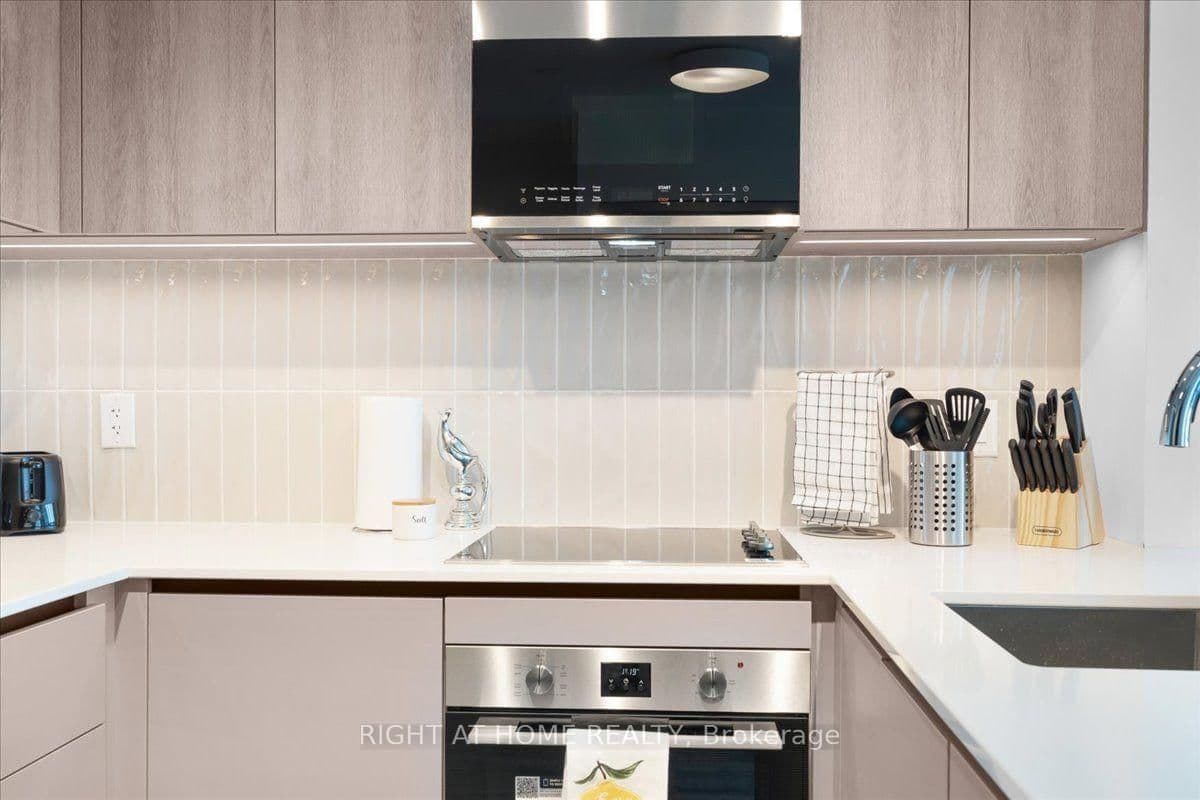 2485 Eglinton Avenue W, Unit 1401 thumbnail 14