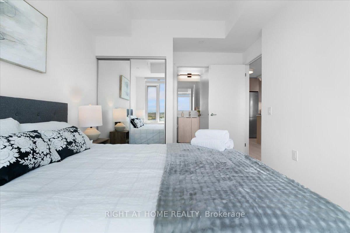 2485 Eglinton Avenue W, Unit 1401 thumbnail 23