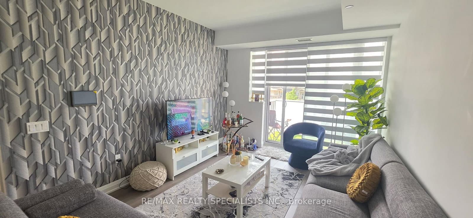 412 Silver Maple Road, Unit 206 thumbnail 3