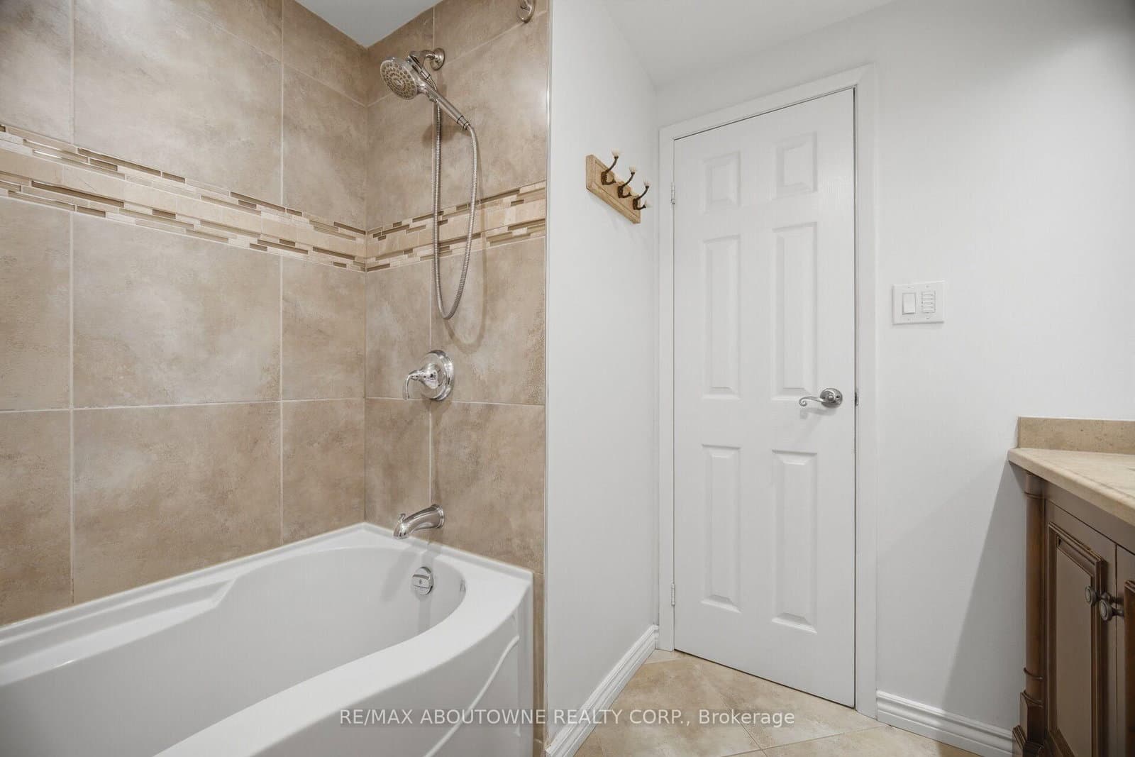 6298 Starfield Crescent thumbnail 23