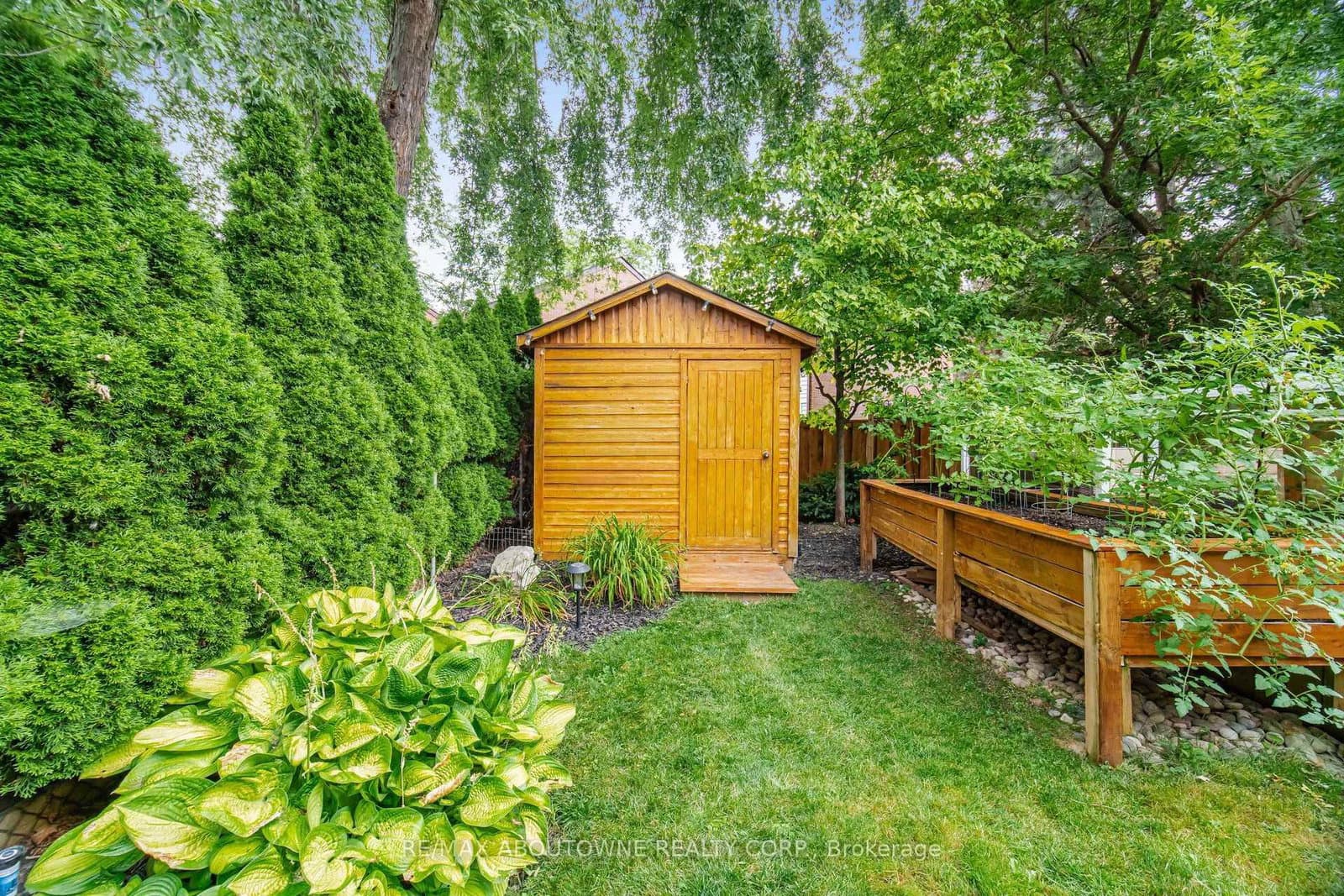 6298 Starfield Crescent thumbnail 32
