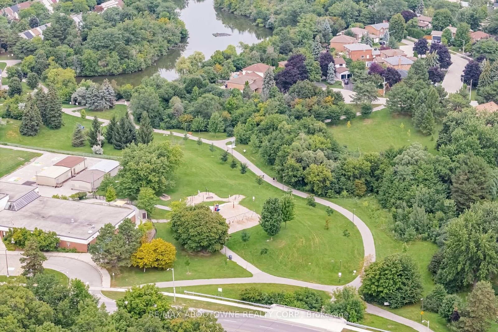 6298 Starfield Crescent thumbnail 33