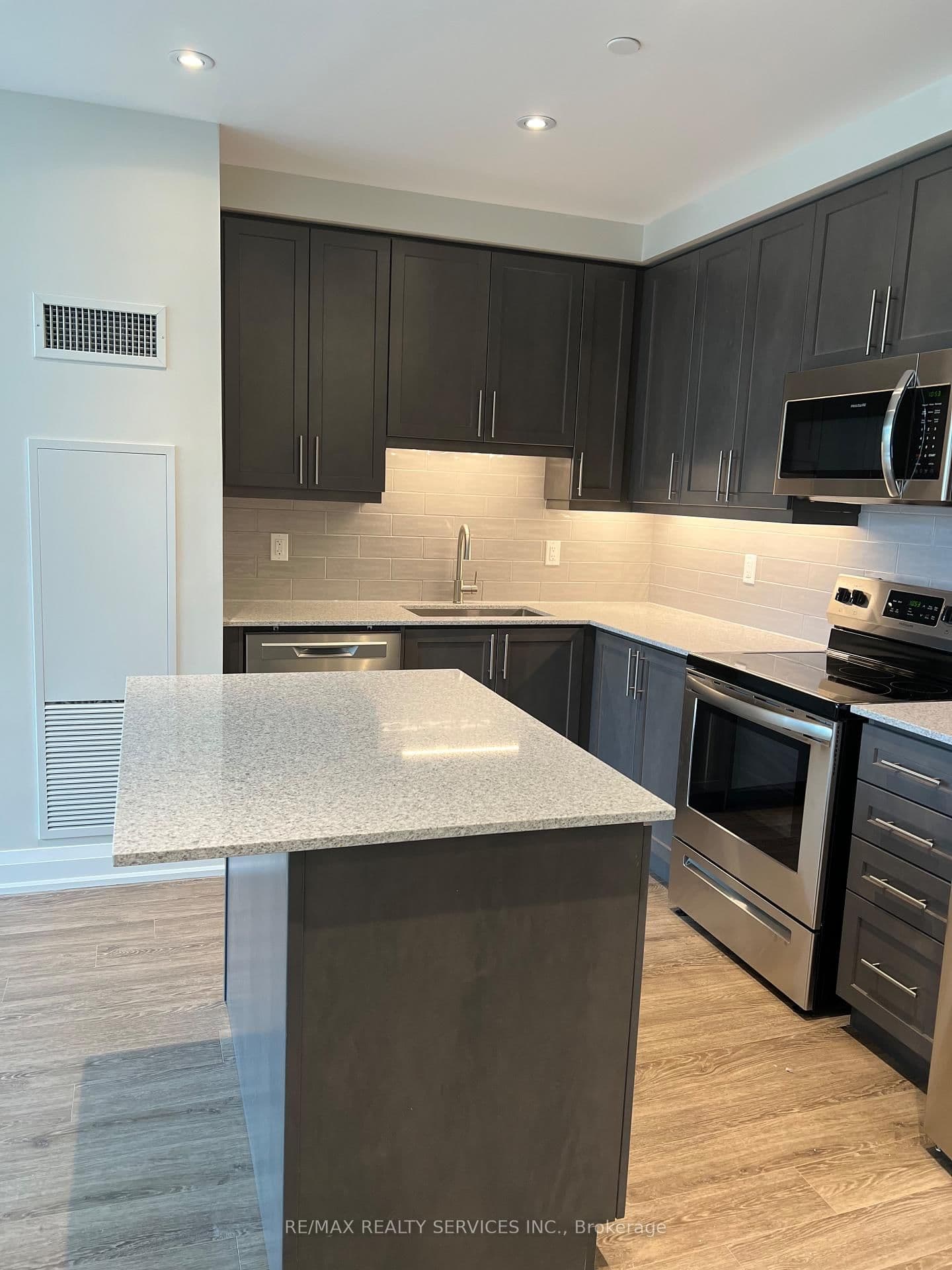 15 Lynch Street, Unit 303 thumbnail 2