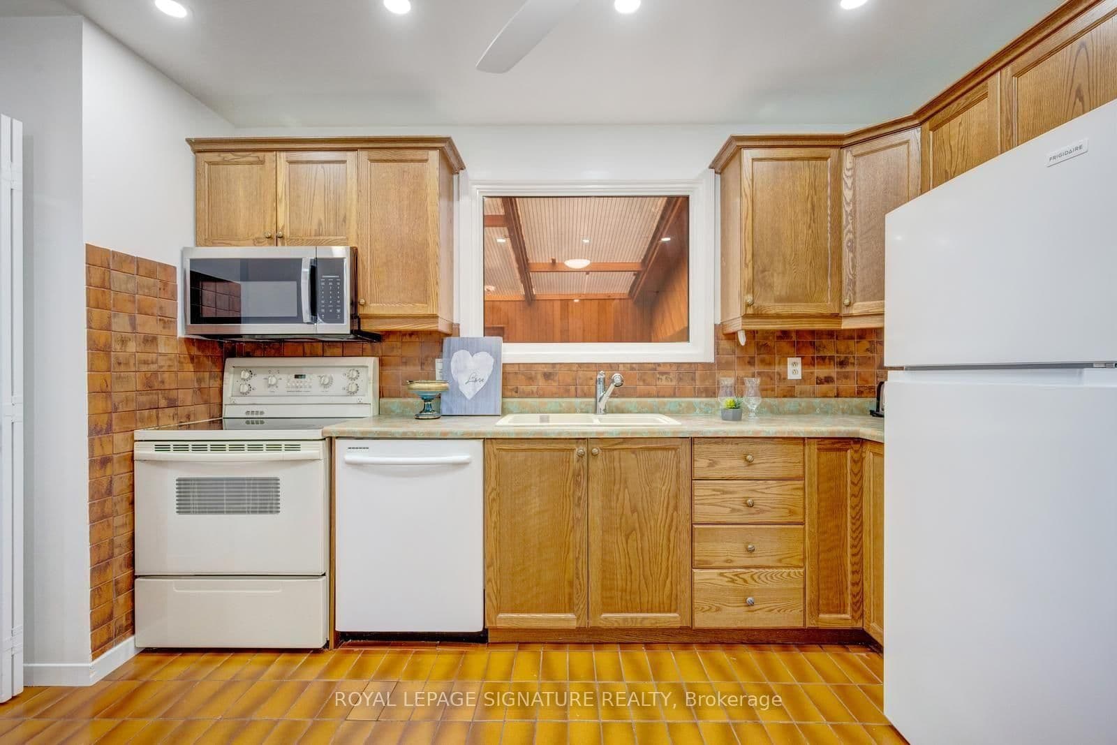 77 McCraney Street W thumbnail 11