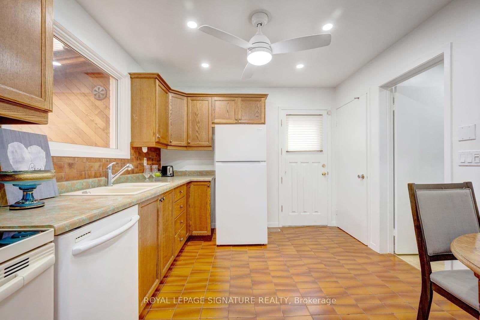 77 McCraney Street W thumbnail 12