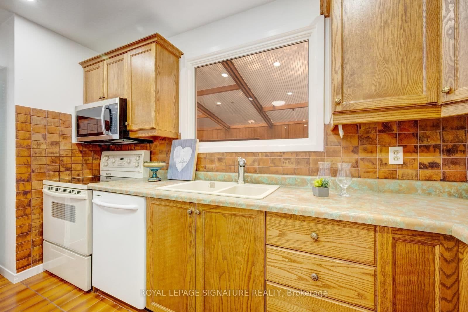 77 McCraney Street W thumbnail 13