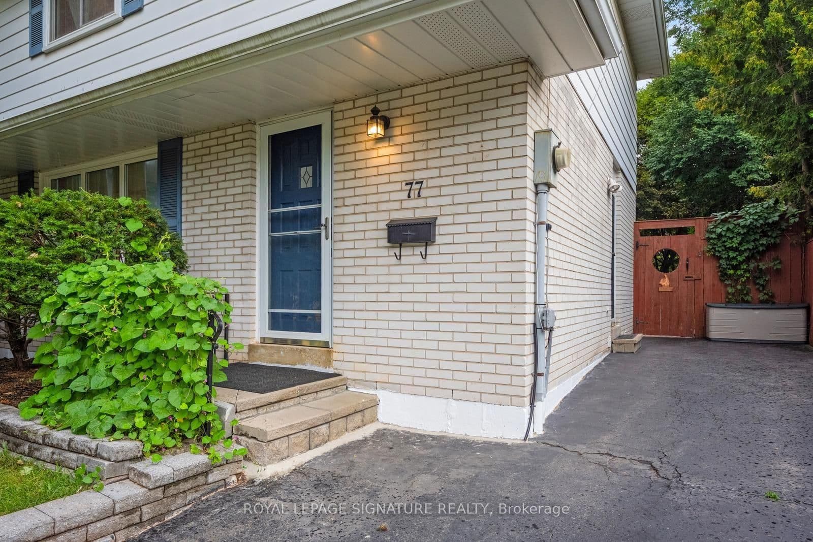 77 McCraney Street W thumbnail 3