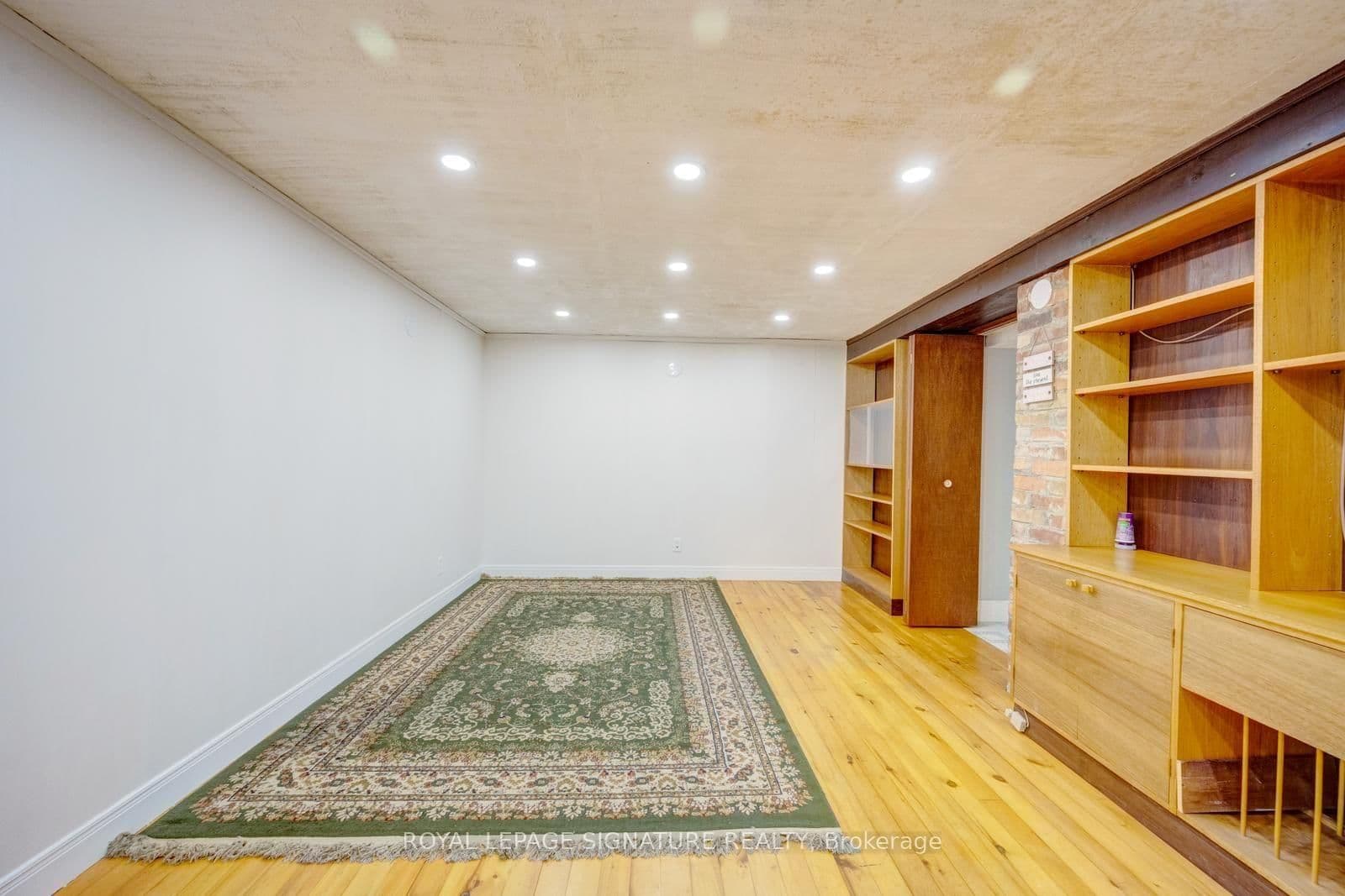 77 McCraney Street W thumbnail 38