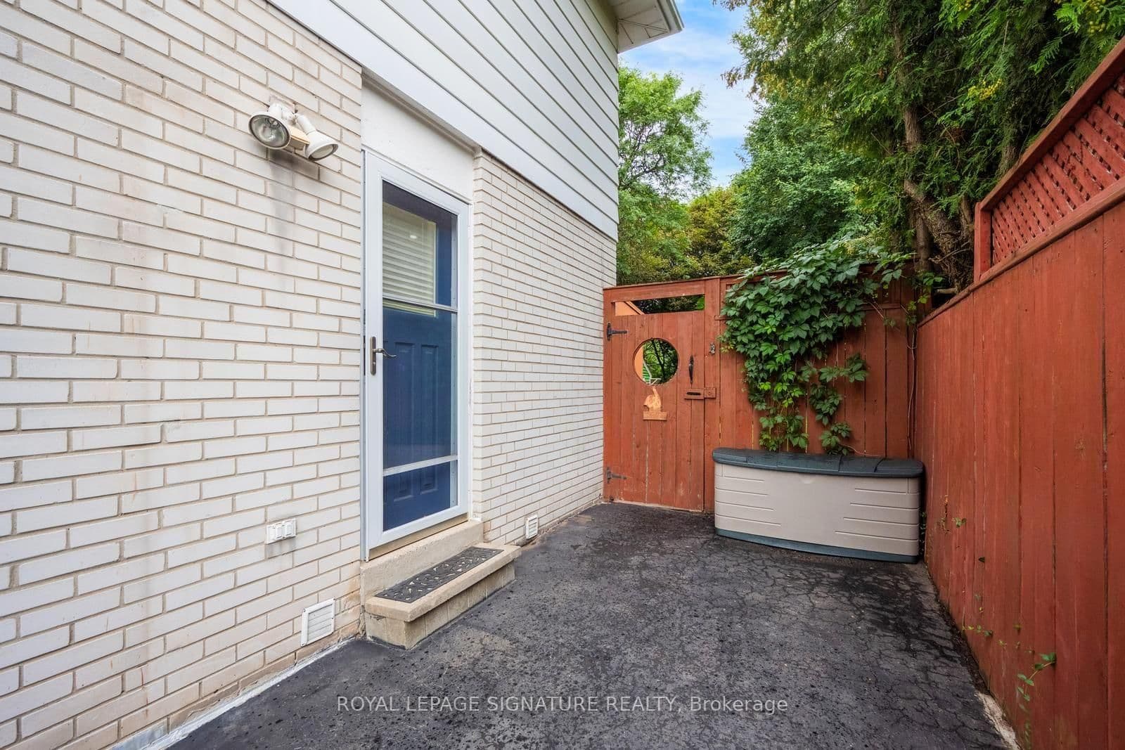 77 McCraney Street W thumbnail 4