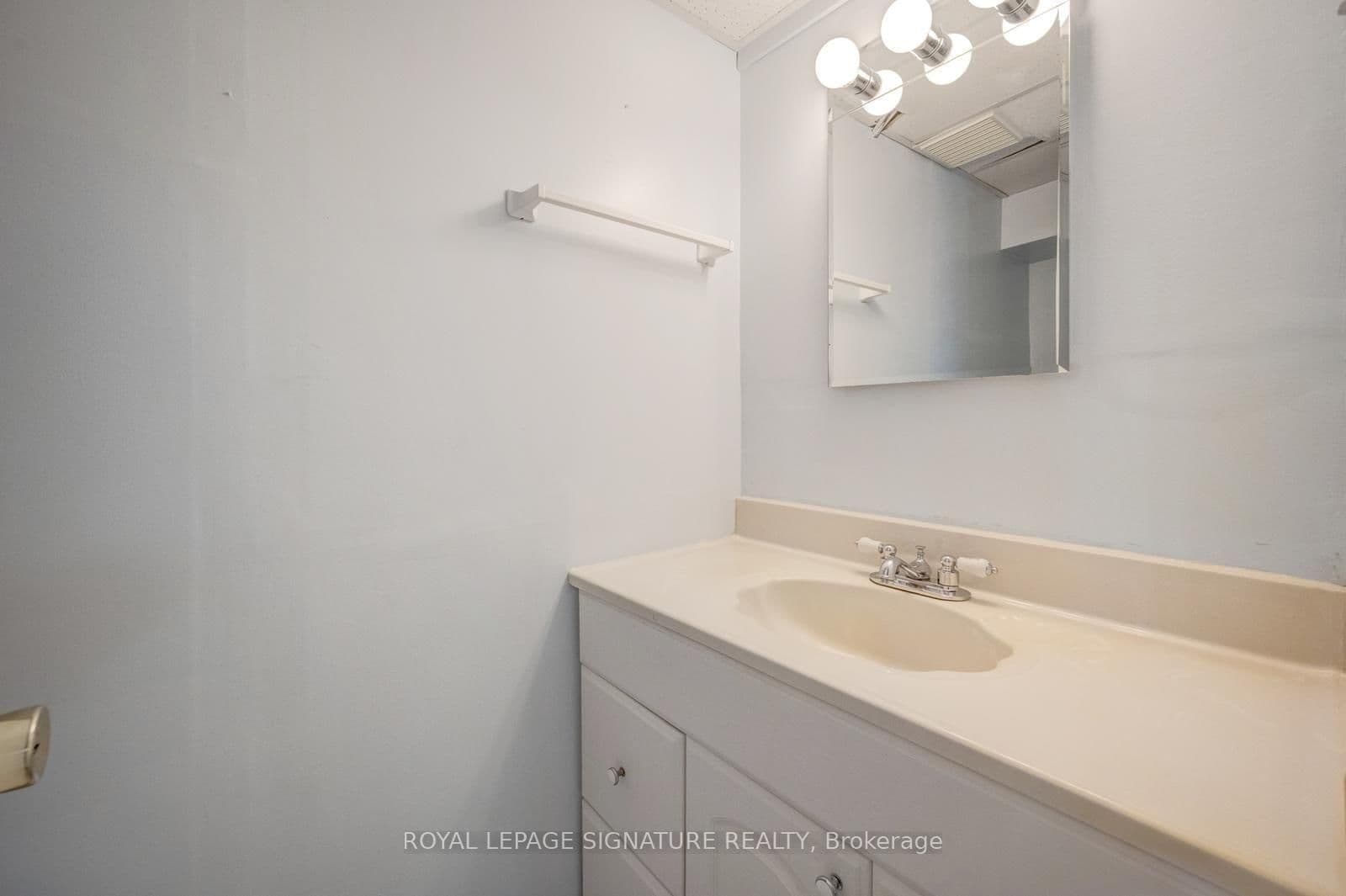 77 McCraney Street W thumbnail 42