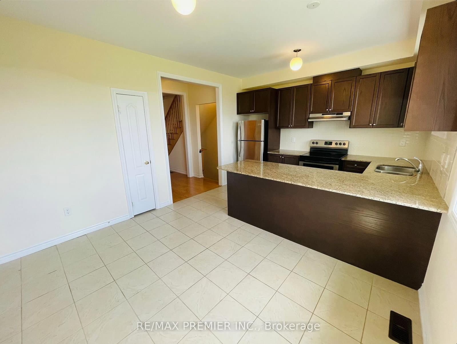 32 Shiff Crescent thumbnail 11