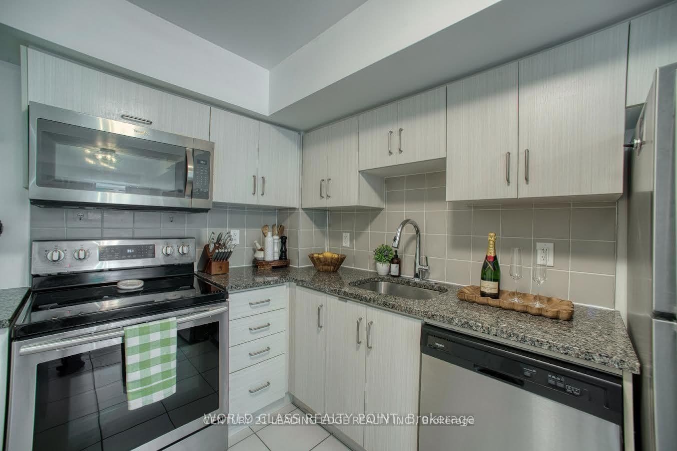 7 Applewood Lane E, Unit 221 thumbnail 5