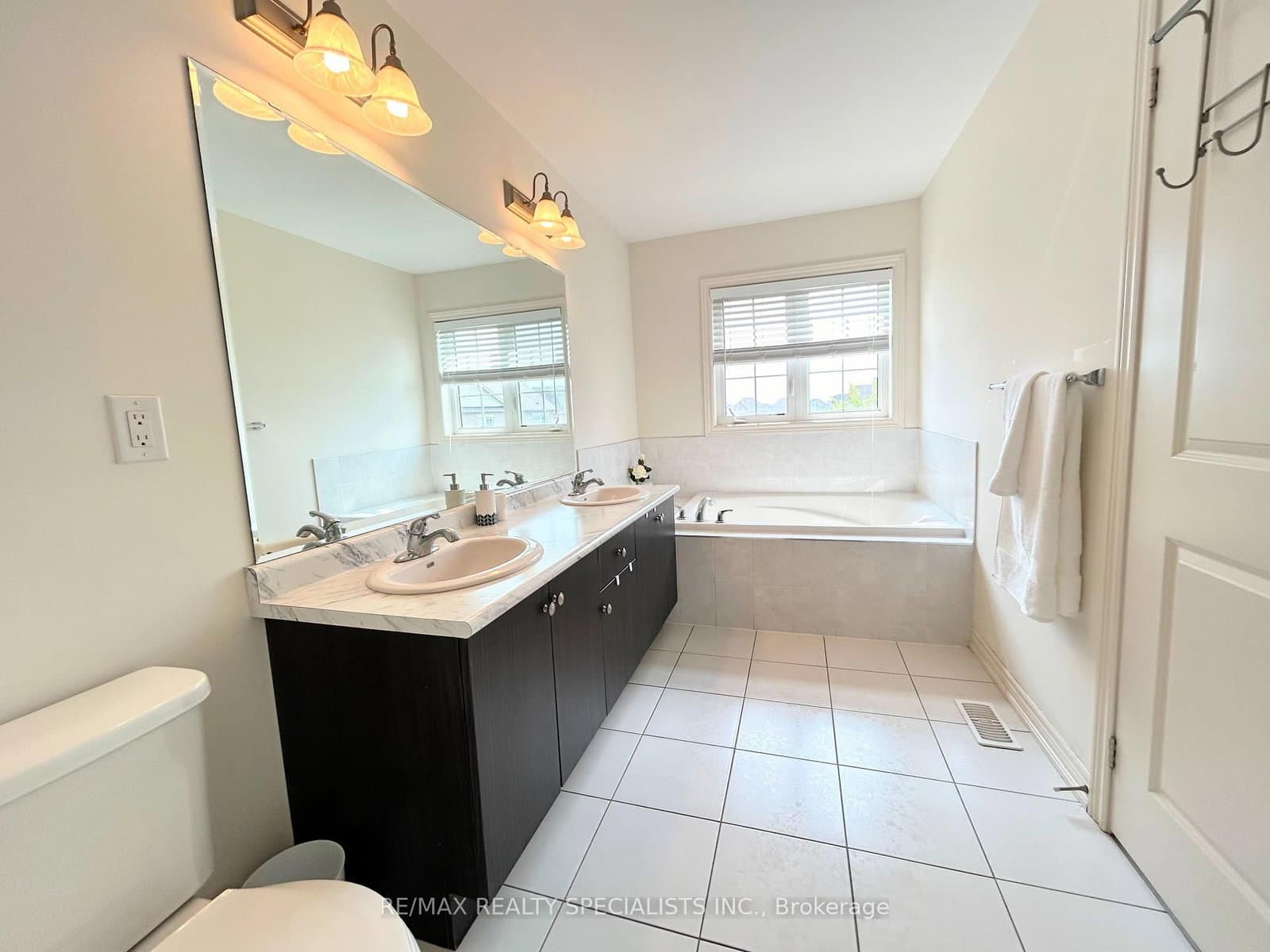 55 Dufay Road thumbnail 18